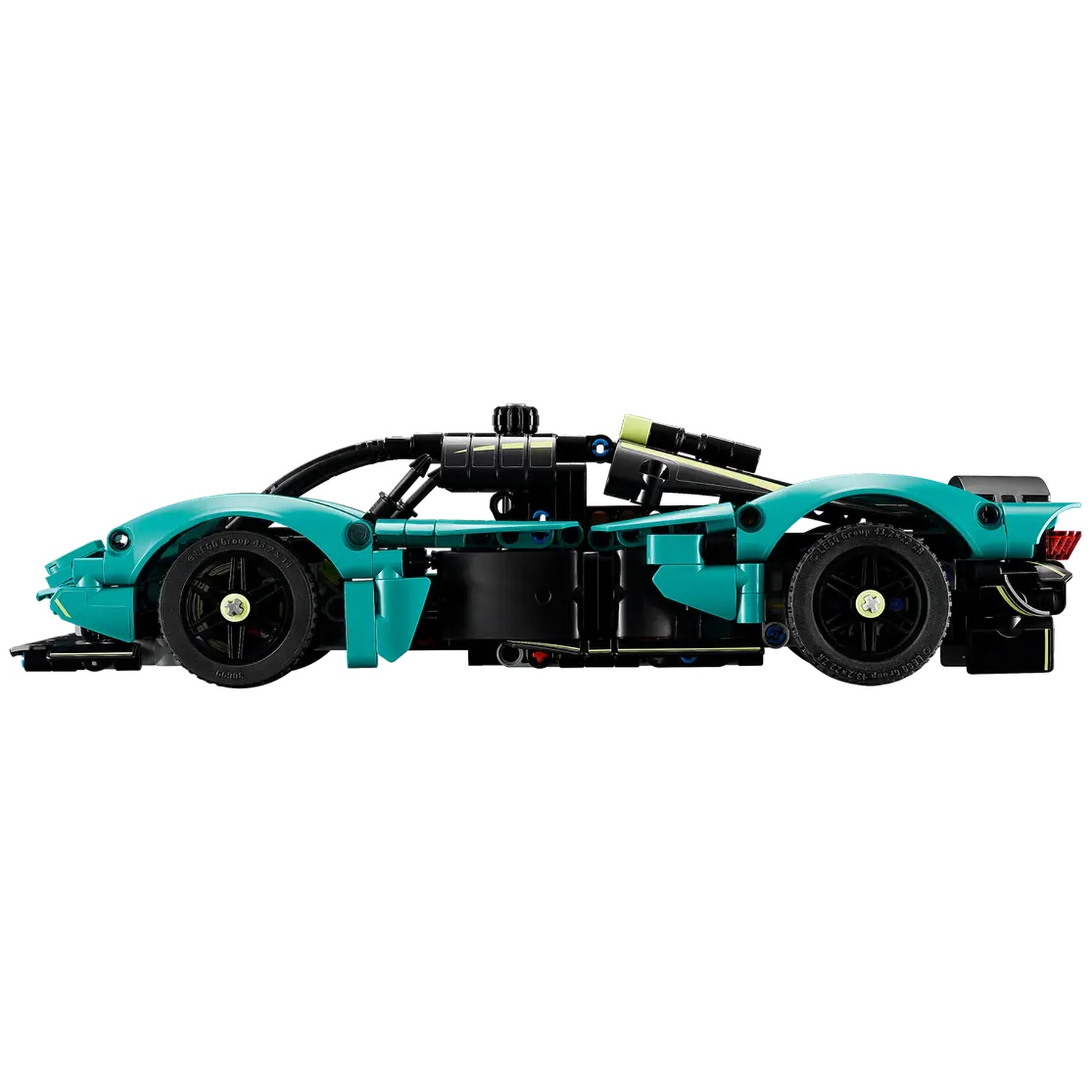 Een teal en zwarte Lego sportwagen wordt in profiel getoond tegen een witte achtergrond. De auto heeft zichtbare wielen en een gedetailleerde constructie.