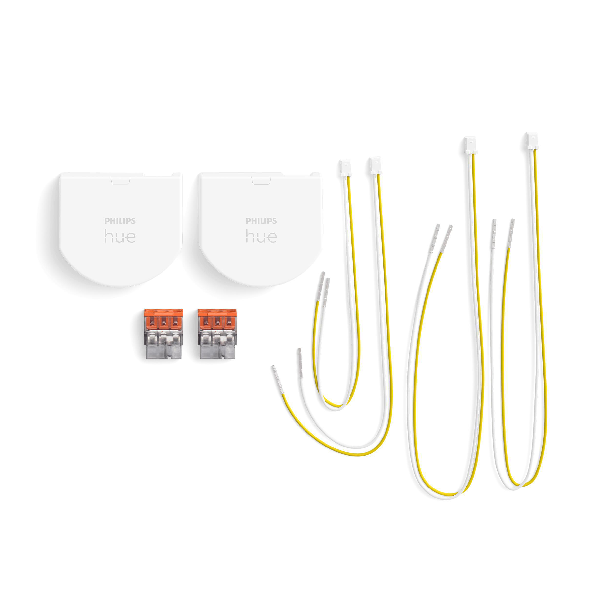 Weiße Philips Hue Geräte, orangefarbene Stecker und gelb/weiße Kabel sind auf einer weißen Oberfläche angeordnet.