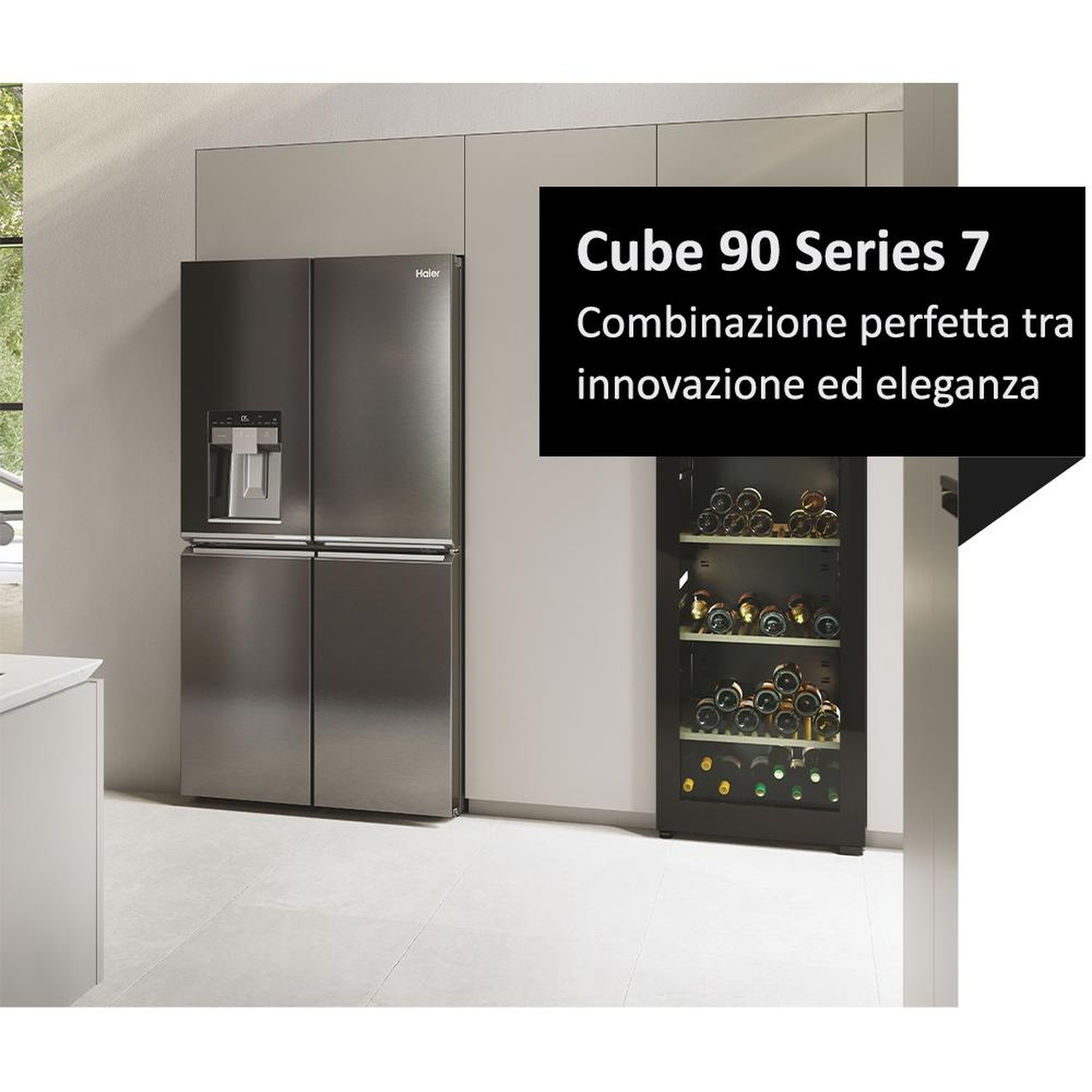 Una cucina moderna con frigorifero Haier Cube 90 Series 7 e cantinetta. Il frigorifero è grigio scuro.