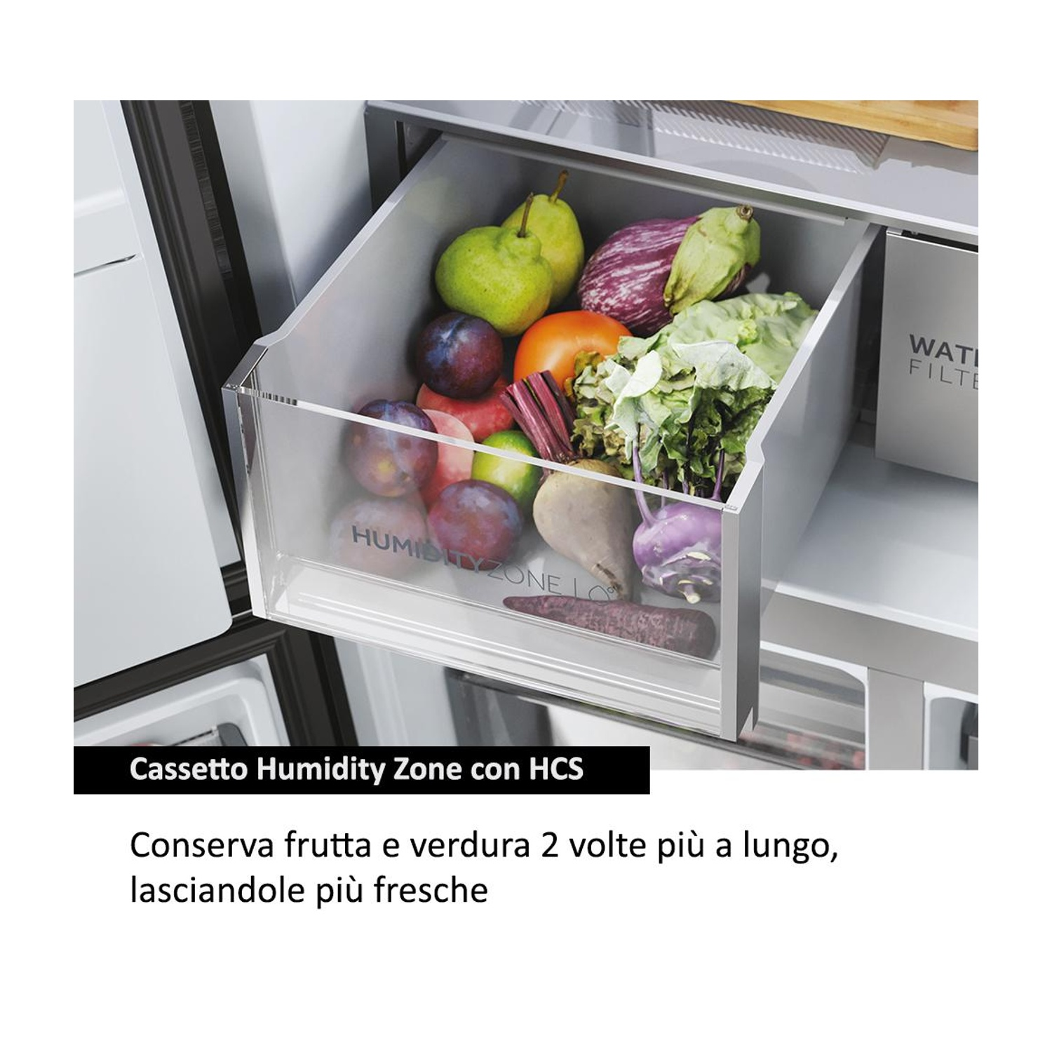 Cassetto frigorifero aperto pieno di frutta e verdura fresca: pere, prugne, pomodori, lattuga, melanzane e barbabietole.