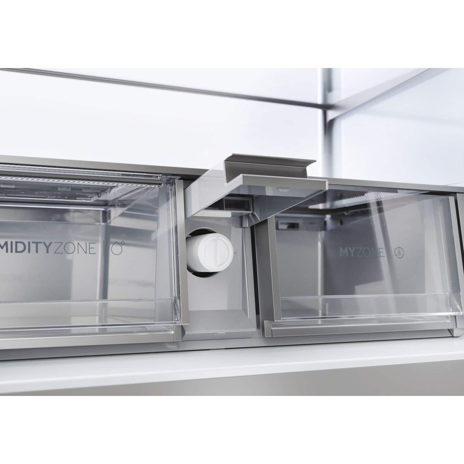 Interno di un frigorifero. Cassetti trasparenti con etichette 'Humidity Zone' e 'My Zone'. Un filtro bianco è visibile.