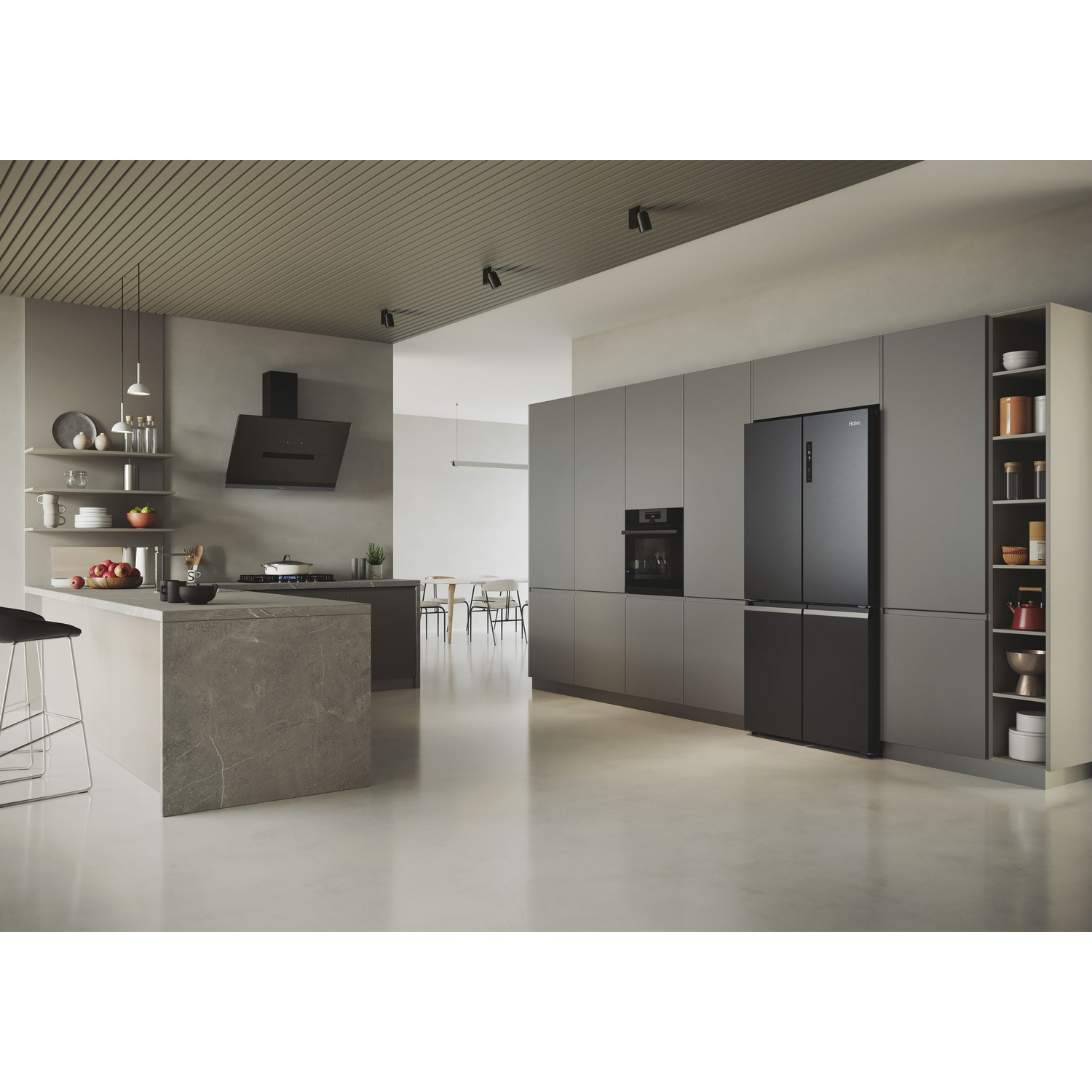 Una cucina moderna con frigorifero nero, armadi grigi e un'isola. Il pavimento è grigio chiaro.