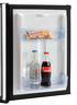 Ein Mini-Kühlschrank mit zwei Flaschen und einem Snack. Eine Flasche ist klar, die andere Coca-Cola. Ein Snack steht im Regal.
