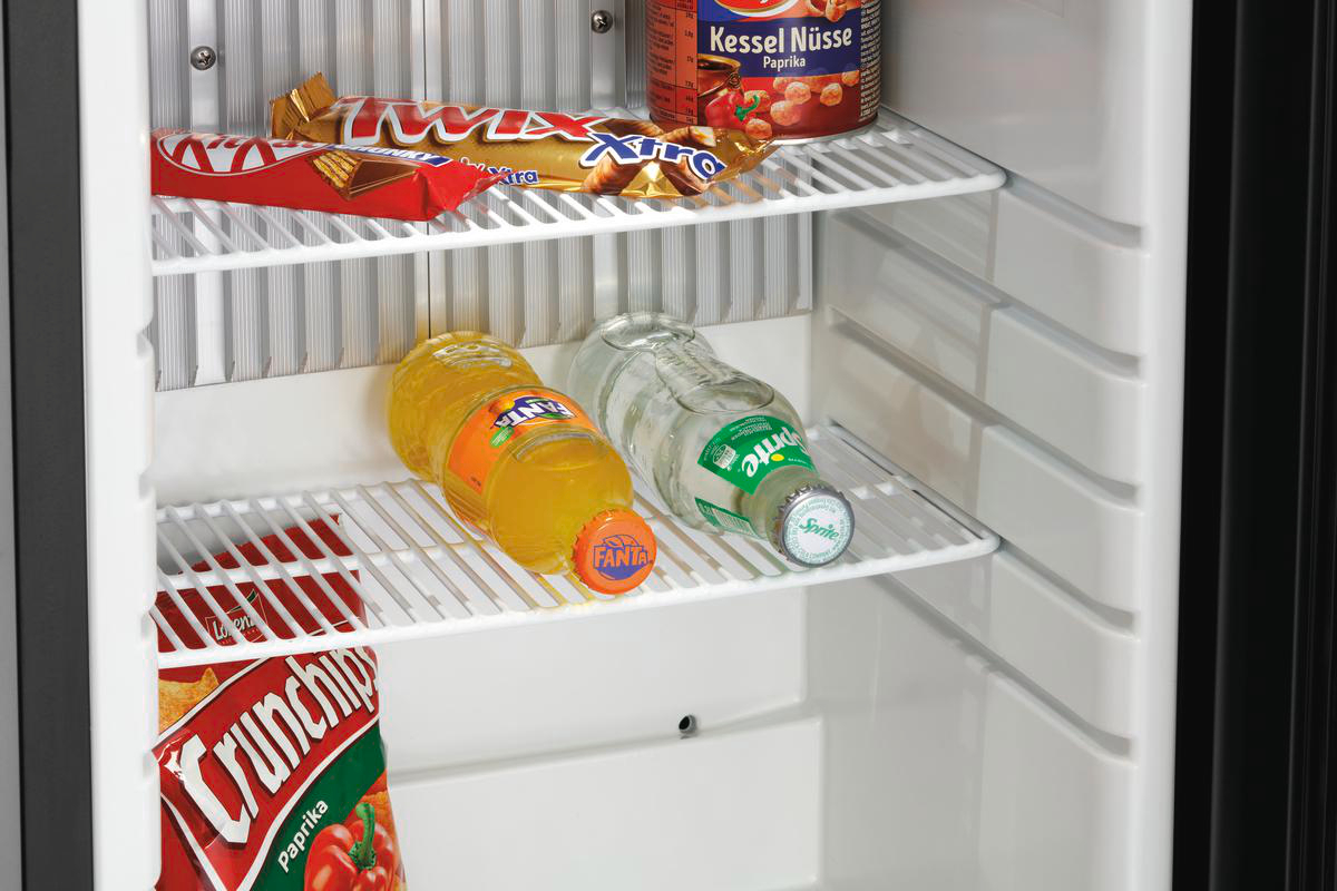 Im Kühlschrank: Snacks, Getränke und eine Dose. KitKat, Twix, Fanta, Sprite und eine Dose Kessel Nüsse Paprika.