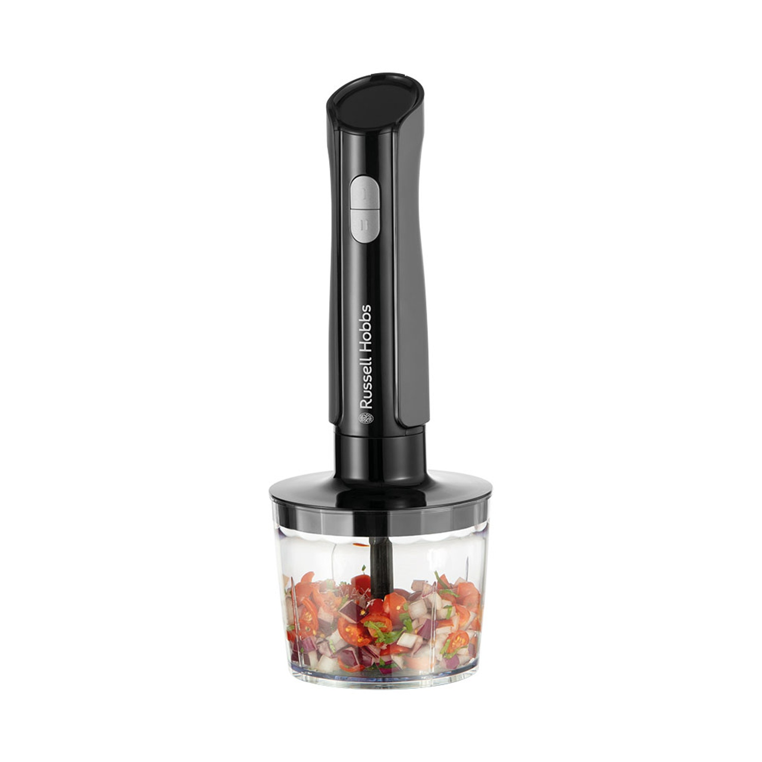 Frullatore a immersione nero Russell Hobbs con un contenitore trasparente pieno di verdure tritate, pomodori ed erbe.