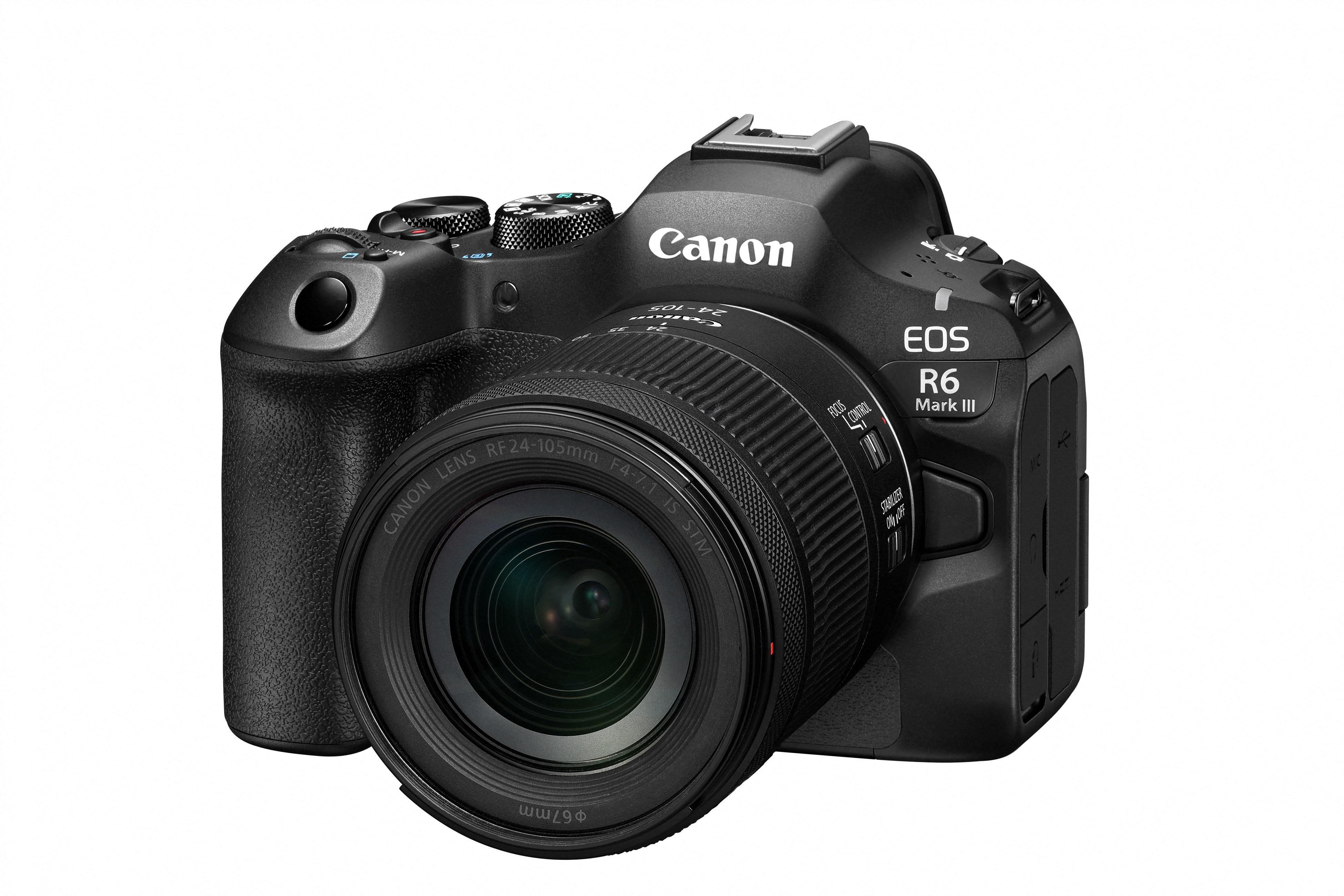 Eine schwarze Canon EOS R6 Mark III Kamera mit Objektiv. Es ist auf weißem Hintergrund. Das Objektiv ist RF 24-105mm.
