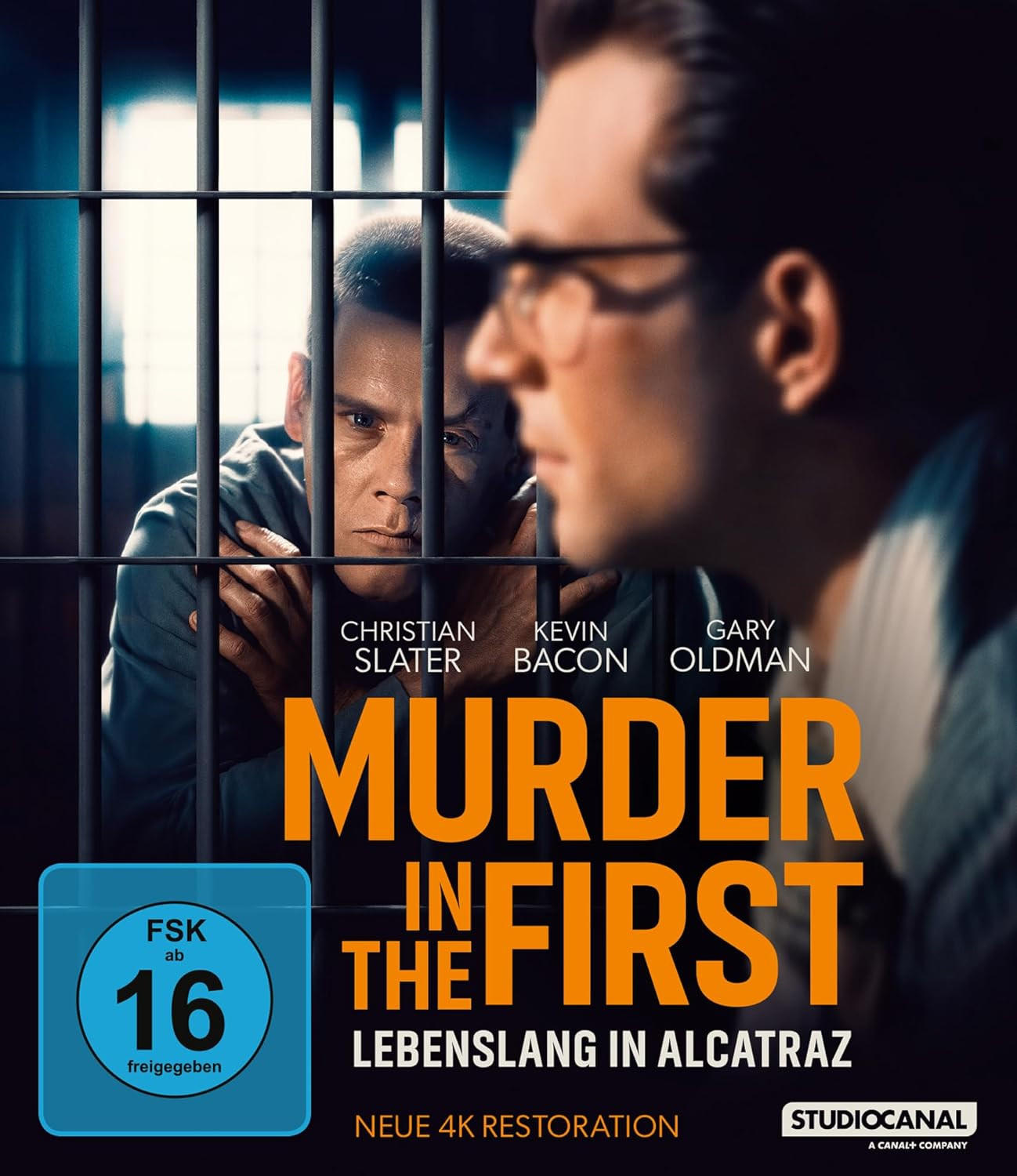 Filmposter für 'Murder in the First'. Ein Mann hinter Gittern, ein anderer im Vordergrund. Titeltext in Orange, Rating-Logo in Blau.