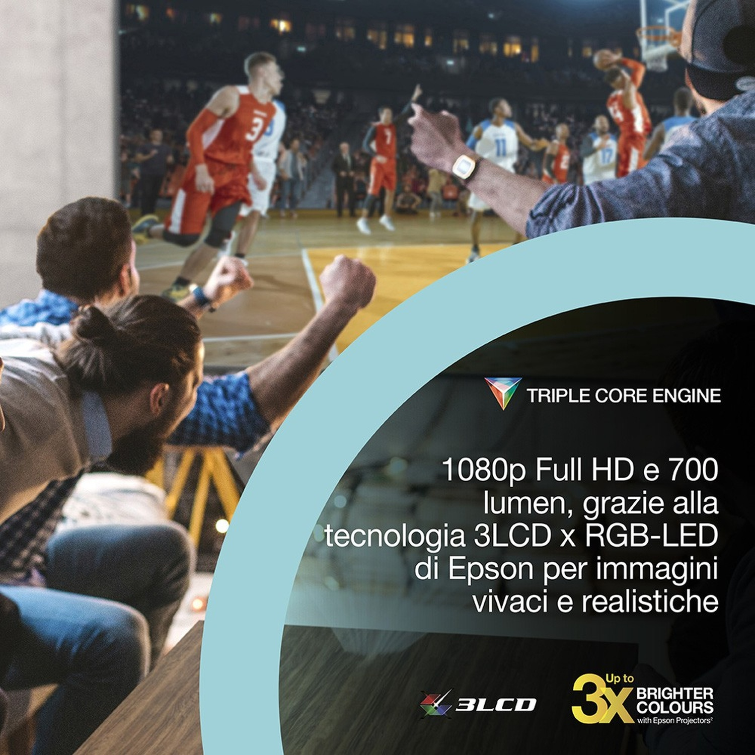 Scena di una partita di basket. Giocatori in uniforme rossa e blu in campo. I tifosi tifano. Testo su 1080p, 700 lumen e tecnologia Epson.