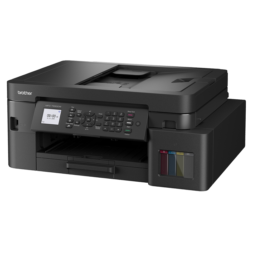 Egy fekete Brother MFC-T930DW nyomtató. Van rajta egy vezérlőpanel, tintapatronok és egy papírtálca. A kijelzőn az idő látható.