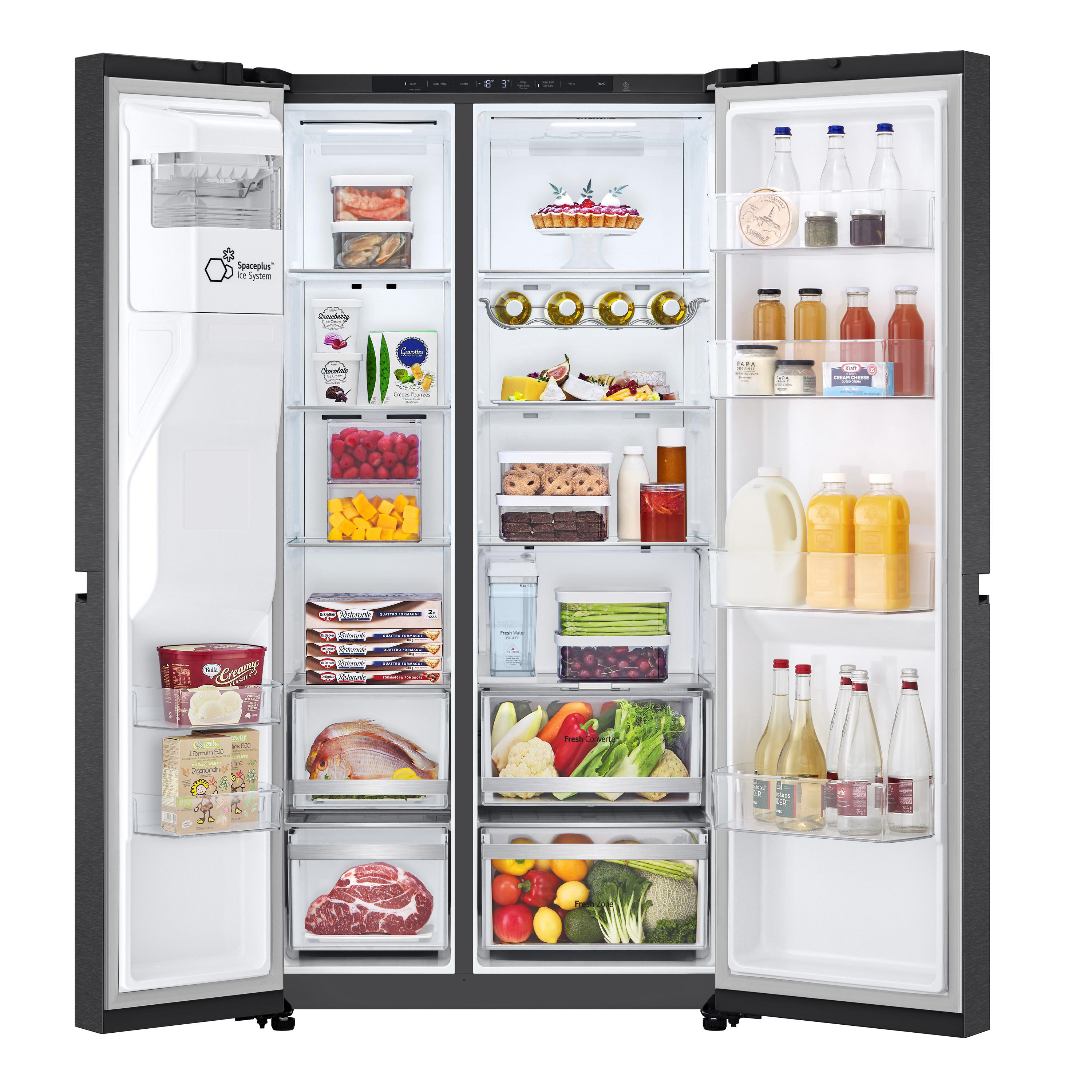 Offener Kühlschrank mit Lebensmitteln gefüllt: Obst, Gemüse, Getränke und Eiscreme. Edelstahl-Finish mit schwarzen Akzenten.
