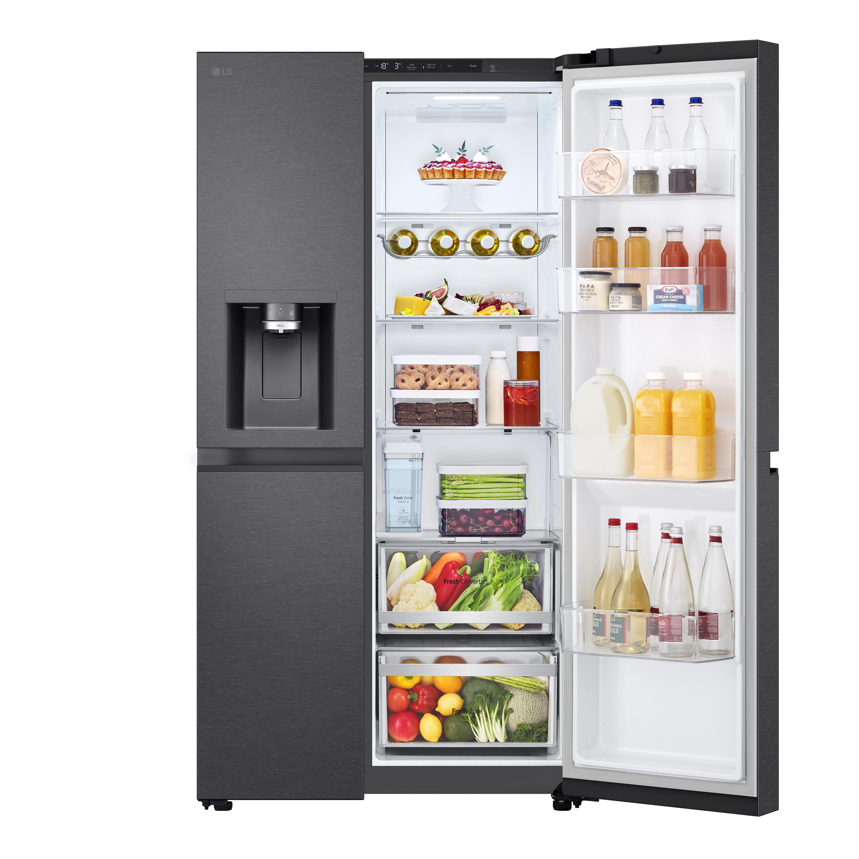 Geöffnete schwarze LG-Kühlschrank mit Lebensmitteln: Obst, Gemüse, Flaschen und Behältern. Die linke Tür hat einen Wasserspender.