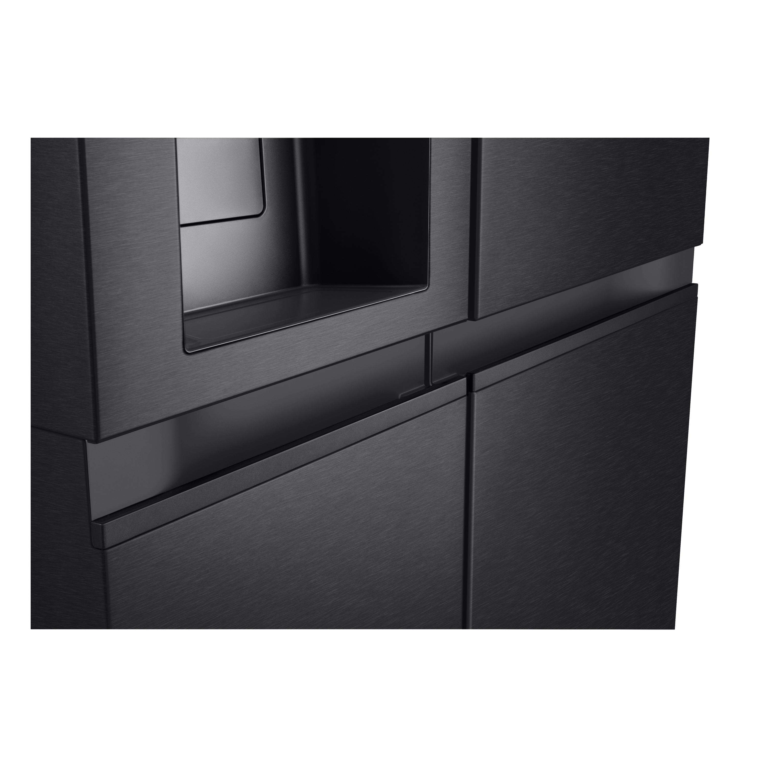 Nahaufnahme eines schwarzen Kühlschranks mit strukturierten Metalltüren. Die Türgriffe sind vertieft und horizontal.
