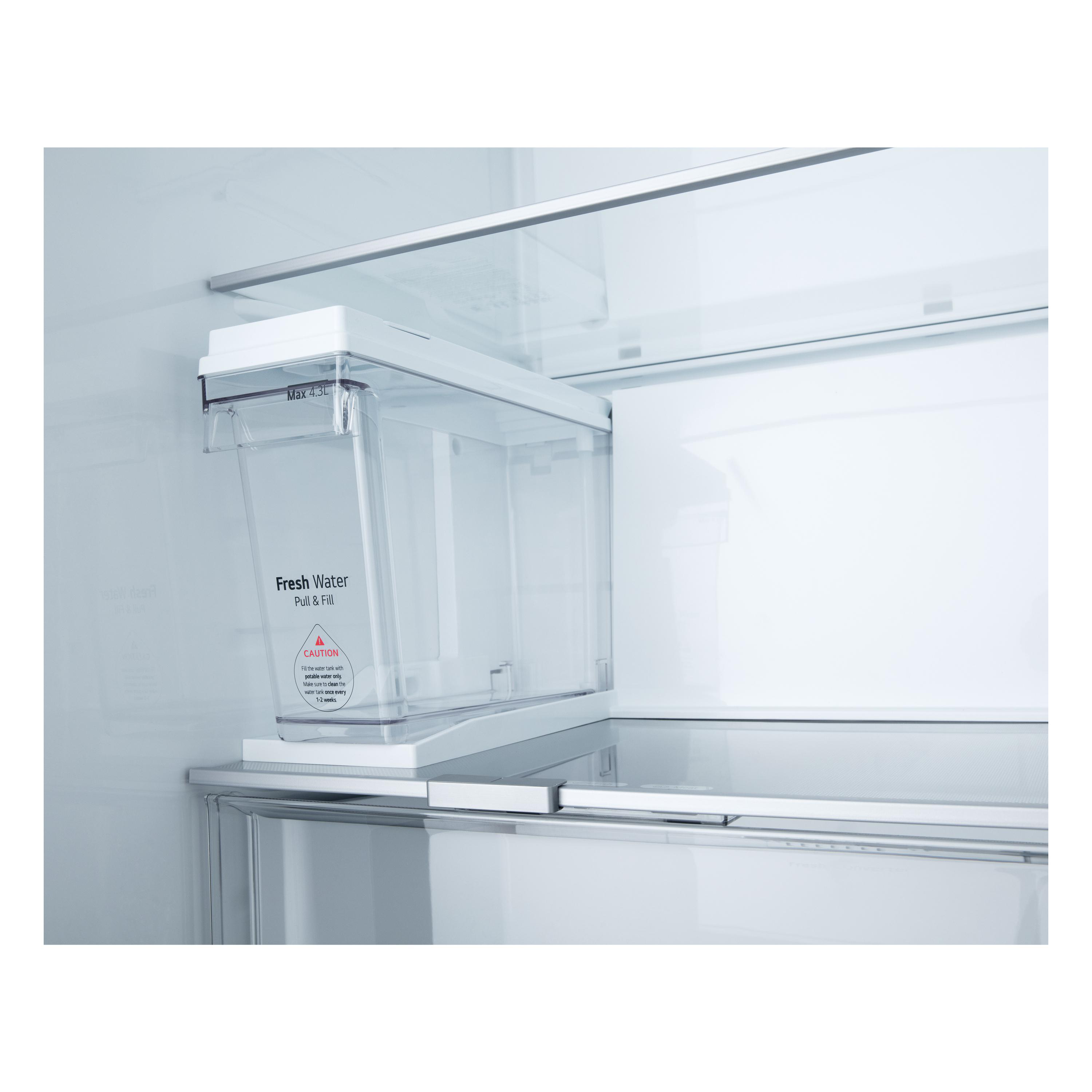 In einem Kühlschrank ist ein klarer Wassertank montiert. Er hat eine weiße Oberseite und die Aufschrift 'Fresh Water Pull & Fill'.