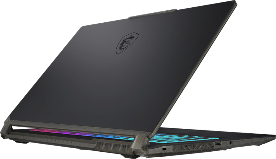 Egy sötét laptop enyhén nyitva van, felfedve egy világító billentyűzetet. A hátoldalon egy logó látható. A szélek szürkék. A háttér fekete.
