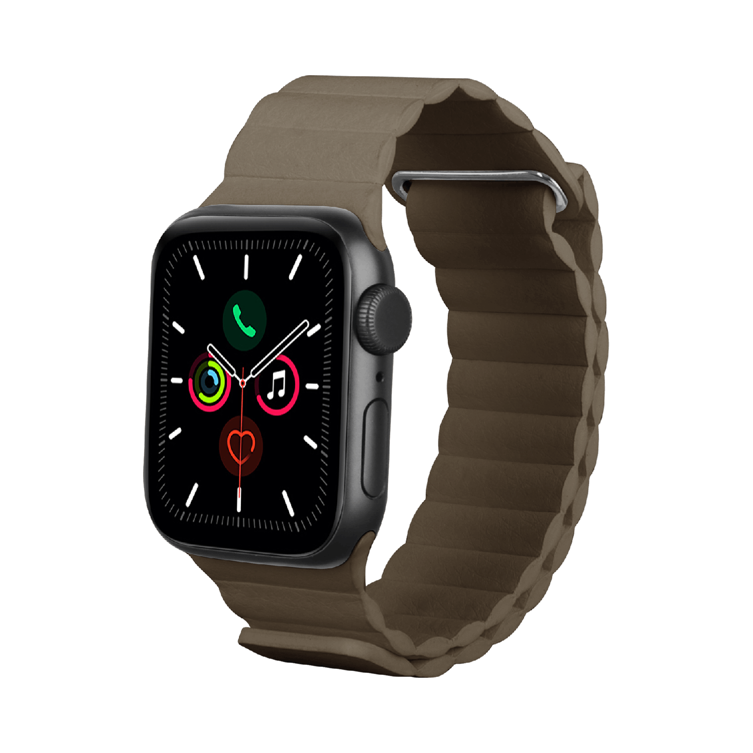 Een Apple Watch met een zwarte behuizing en een bruine leren band, geïsoleerd op een zwarte achtergrond. De wijzerplaat is zichtbaar.