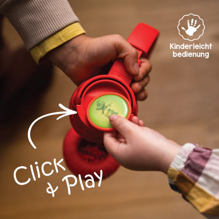 Hände halten einen roten Kopfhörer. Ein grüner Kreis mit einem Drachen wird platziert. Der Text lautet 'Click & Play' und 'Kinderleicht bedienung'.