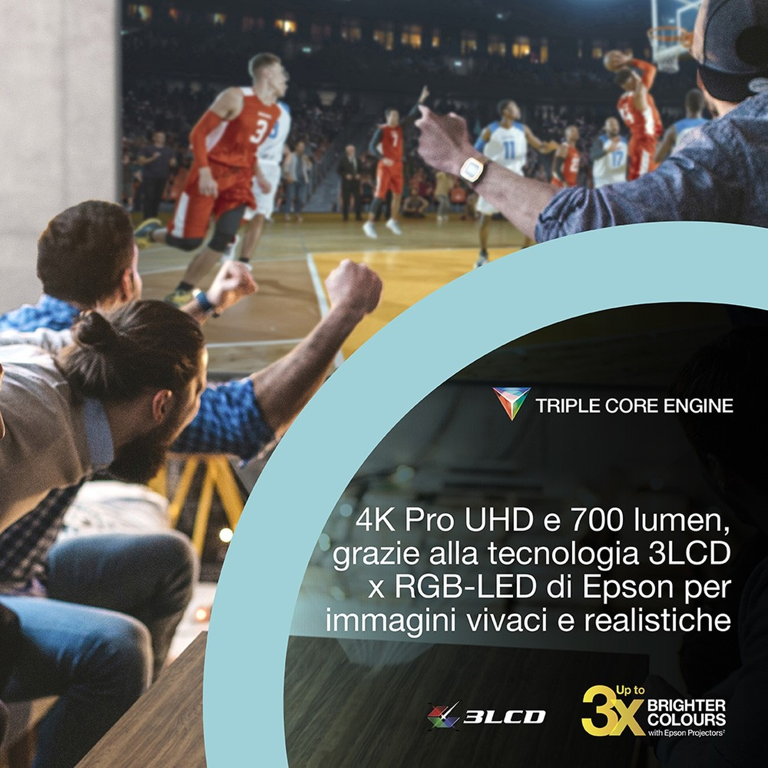 Partita di basket vista su schermo con testo su 4K UHD e tecnologia Epson. I tifosi applaudono in primo piano.