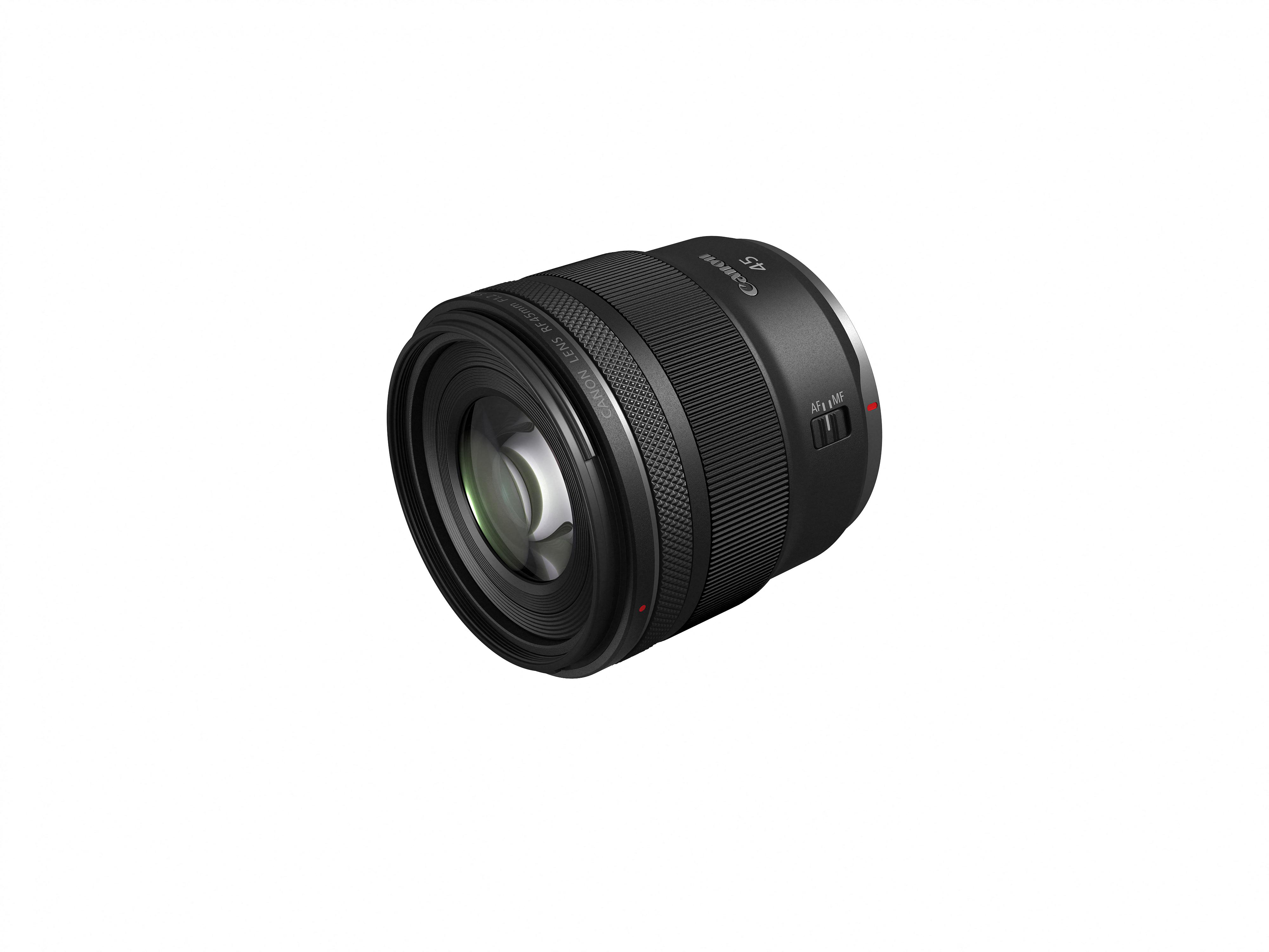 Ein schwarzes Canon RF 45mm Objektiv auf weißem Hintergrund. Es ist zylindrisch mit gerippten und strukturierten Abschnitten.