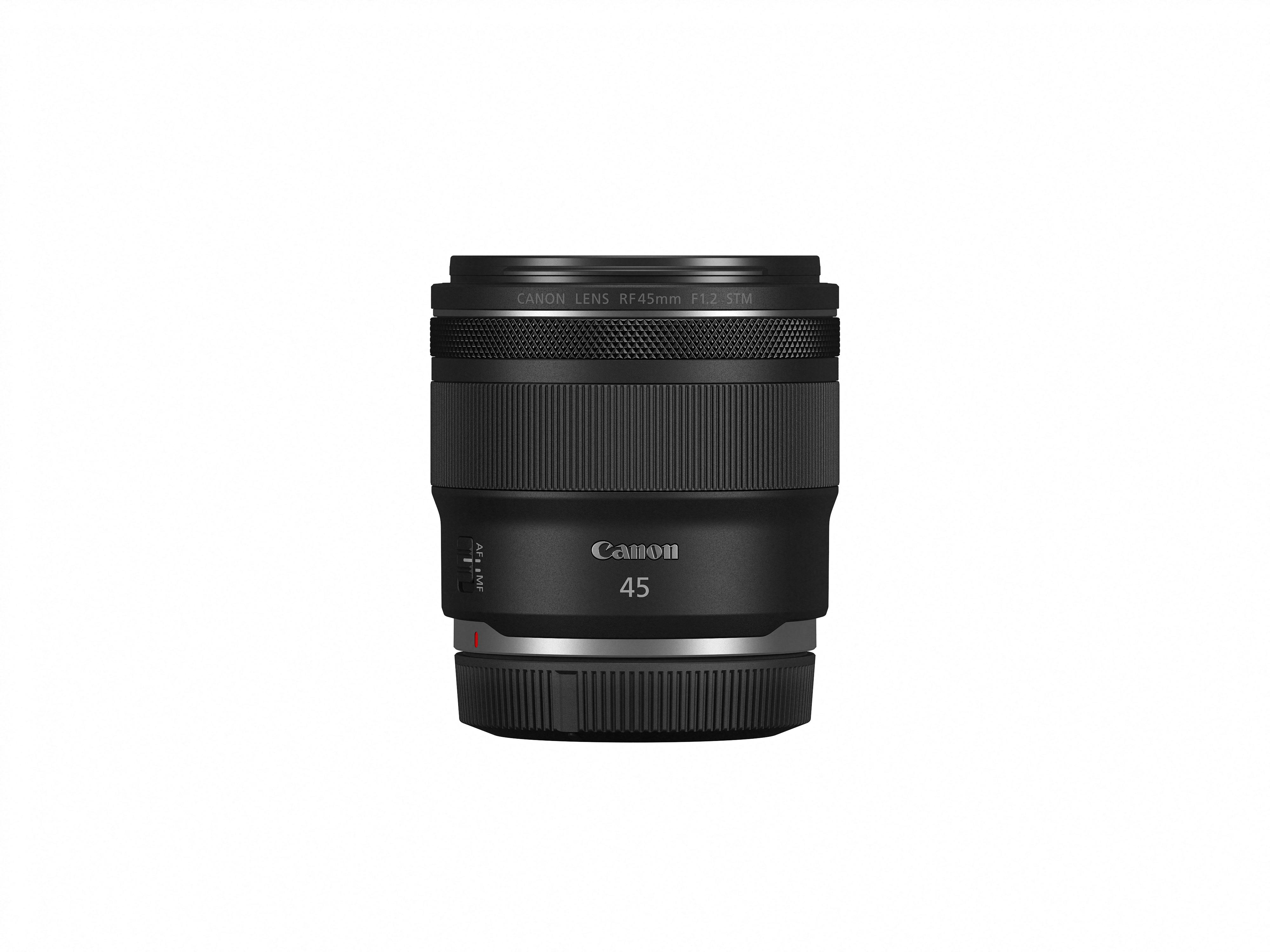 Ein schwarzes Canon RF 45mm F1.2 STM-Objektiv steht auf weißem Hintergrund. Es hat ein geriffeltes Design und Markenbezeichnungen.
