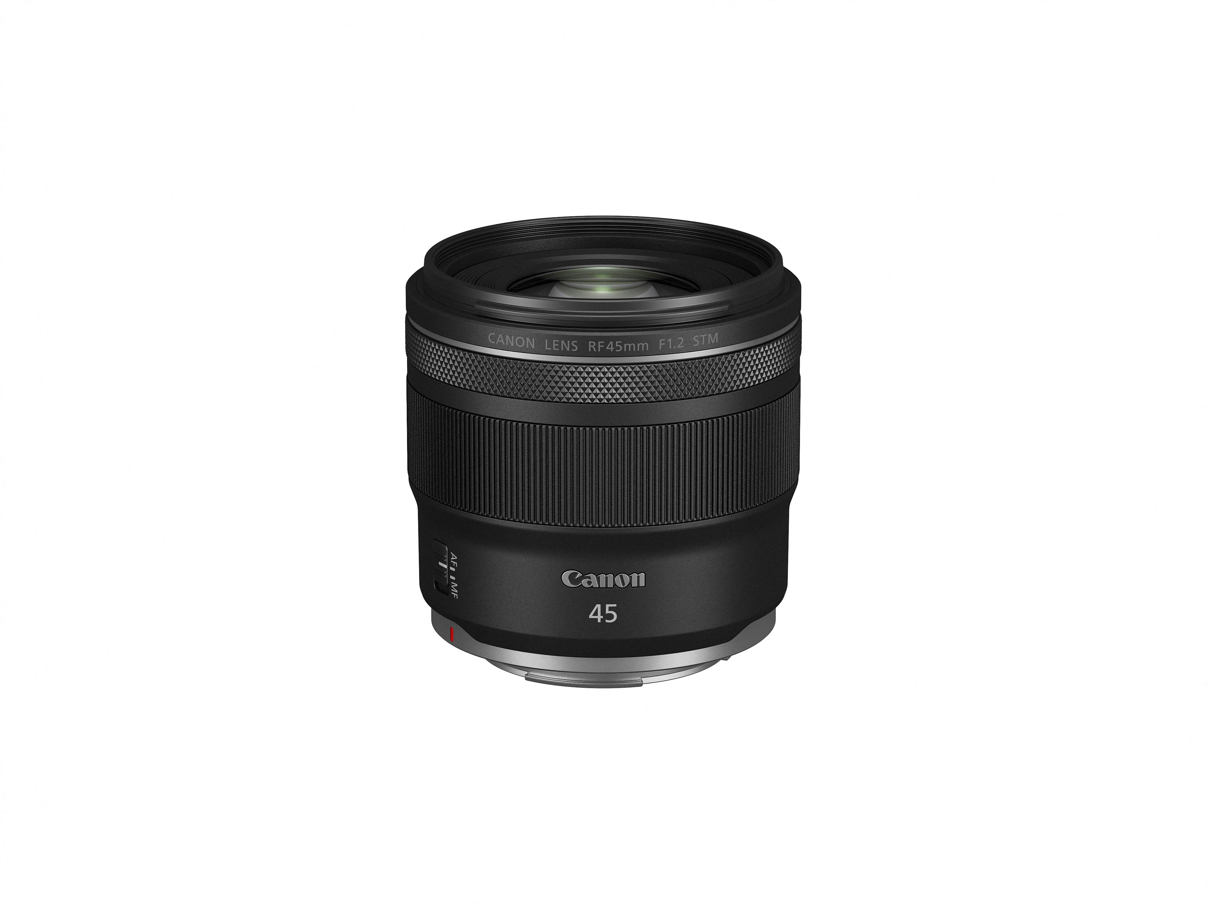 Ein Canon RF 45mm F1.2 STM Objektiv auf weißem Hintergrund. Es ist schwarz mit silbernen Akzenten und Canon-Branding.