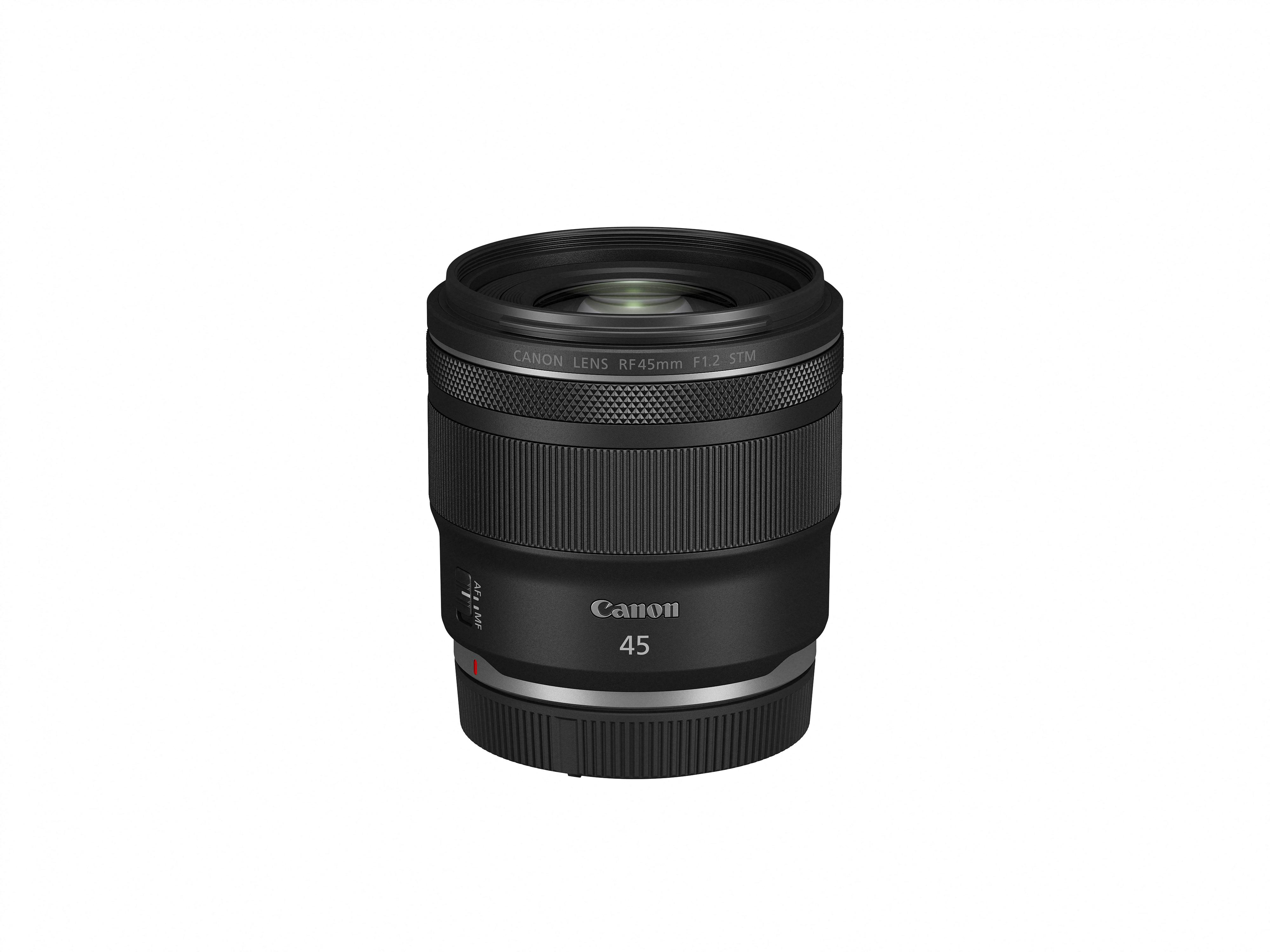 Ein schwarzes Canon RF 45mm F1.2 STM Objektiv ist auf weißem Hintergrund zentriert. Es hat einen geriffelten Körper und das Canon-Logo.
