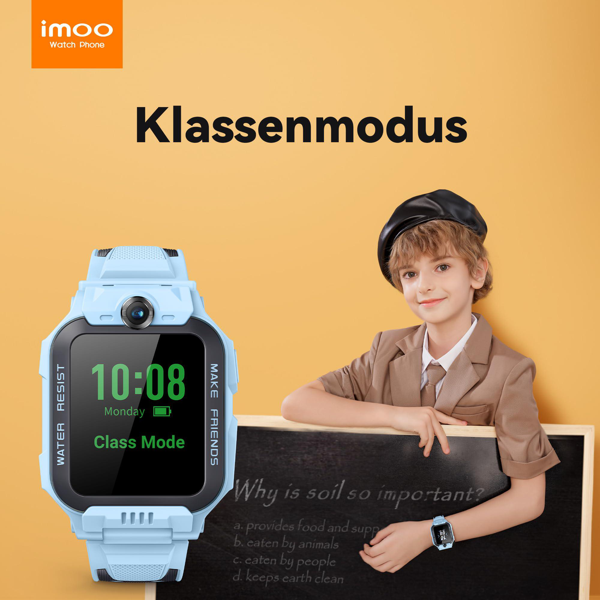 Ein Kind in Blazer und Hut zeigt auf eine Tafel neben einer blauen Smartwatch mit deutschem Text.