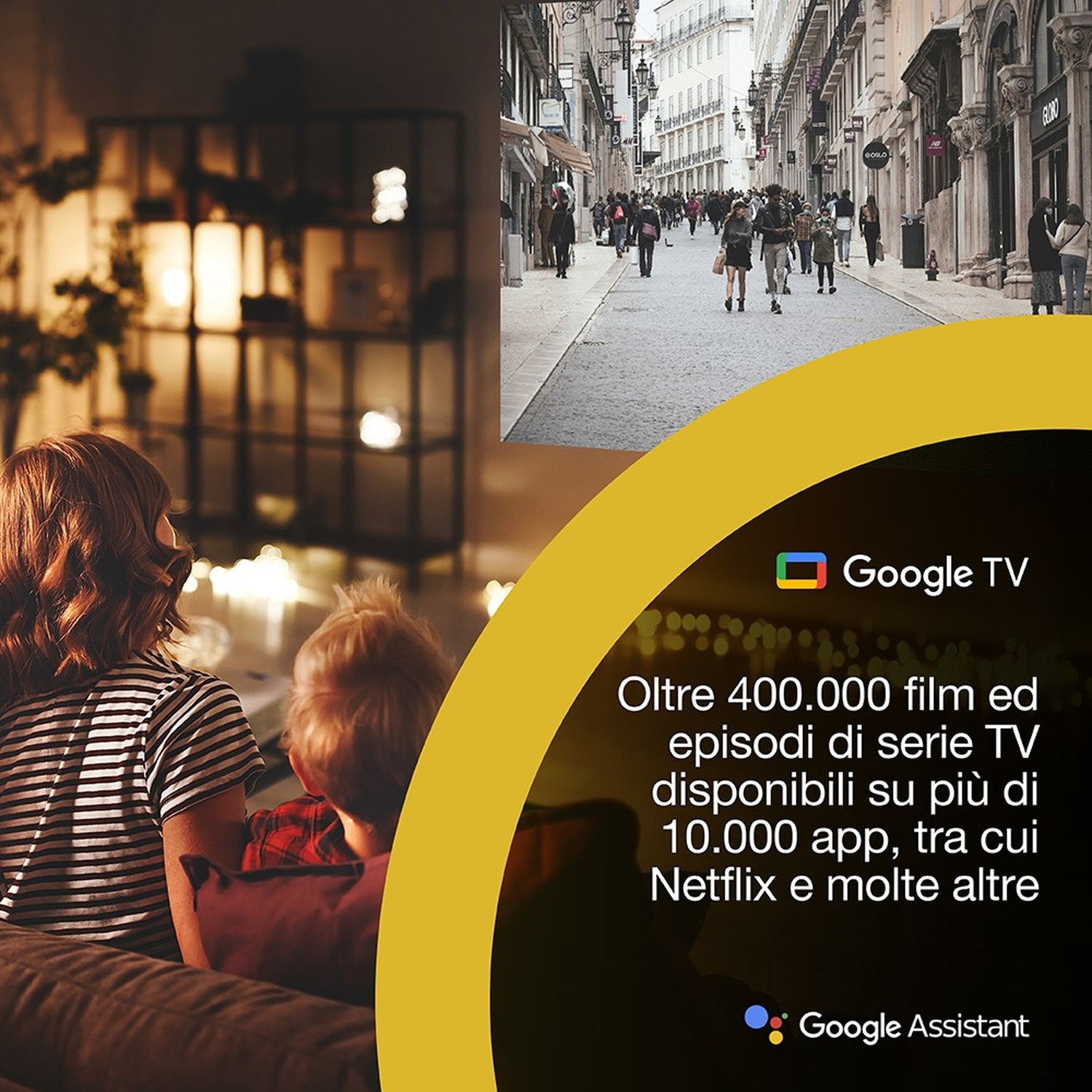 Una donna e un bambino guardano la TV, con una scena di strada. Sono visualizzati i loghi di Google TV e Assistant con testo italiano.