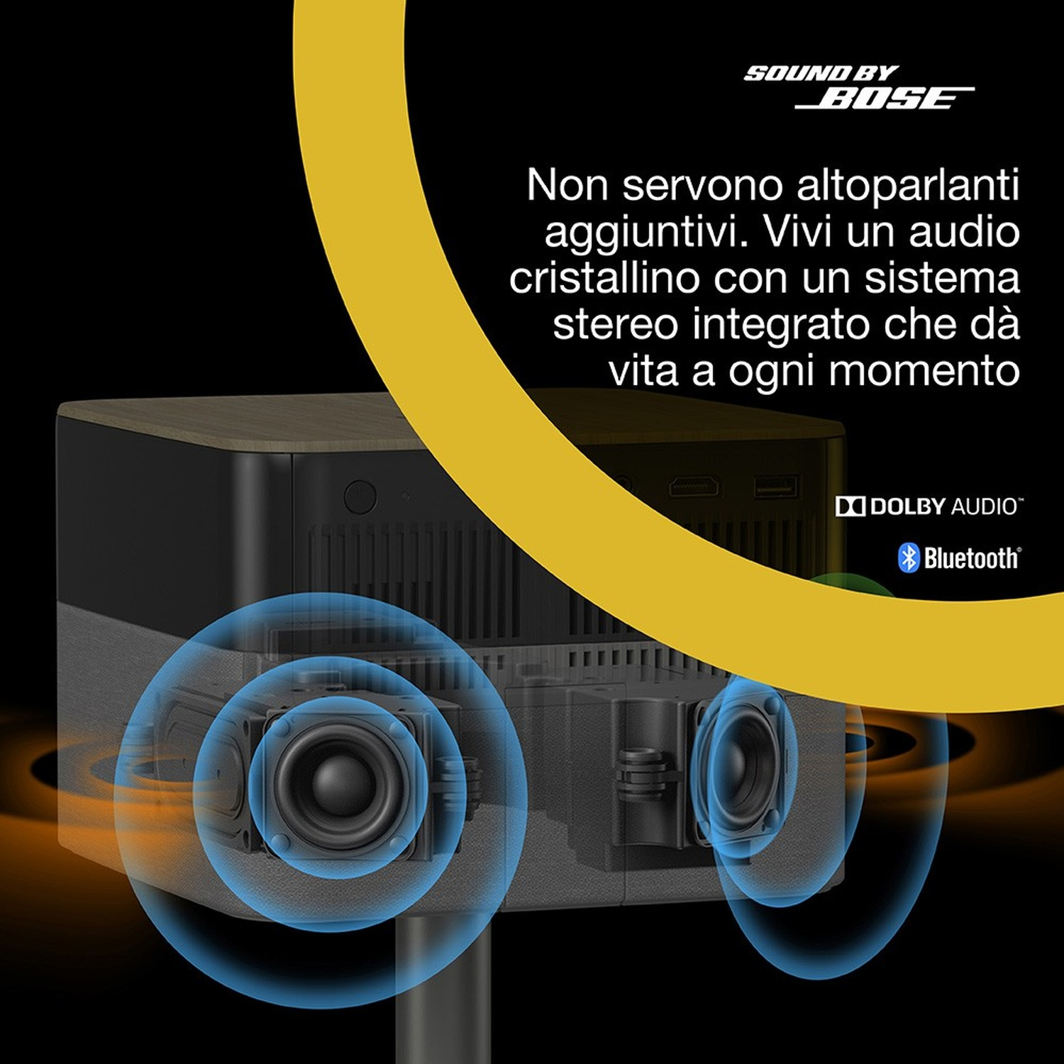 Un altoparlante Bose nero e marrone con un arco giallo su sfondo nero. Le onde sonore blu evidenziano gli altoparlanti.