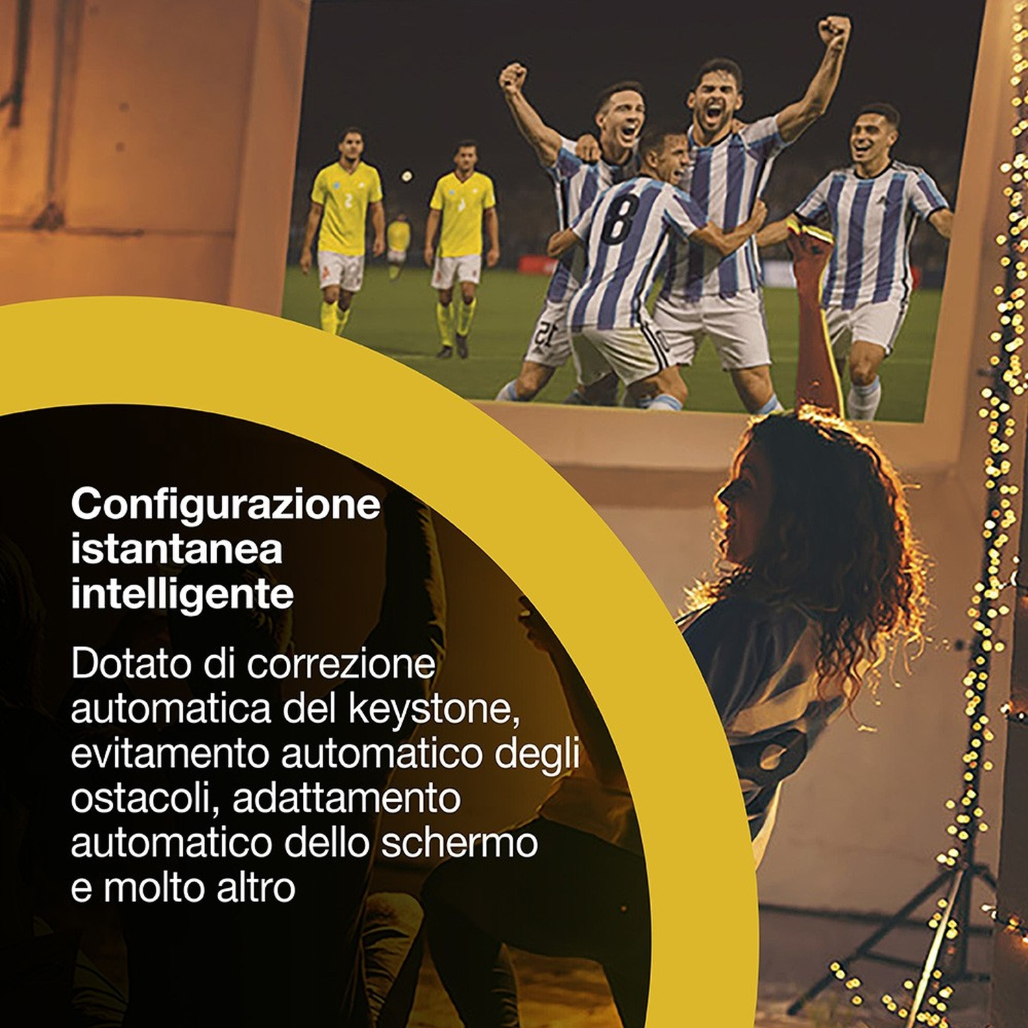 Una donna guarda una partita di calcio proiettata su uno schermo. I giocatori festeggiano. Testo sulla configurazione intelligente a sinistra.