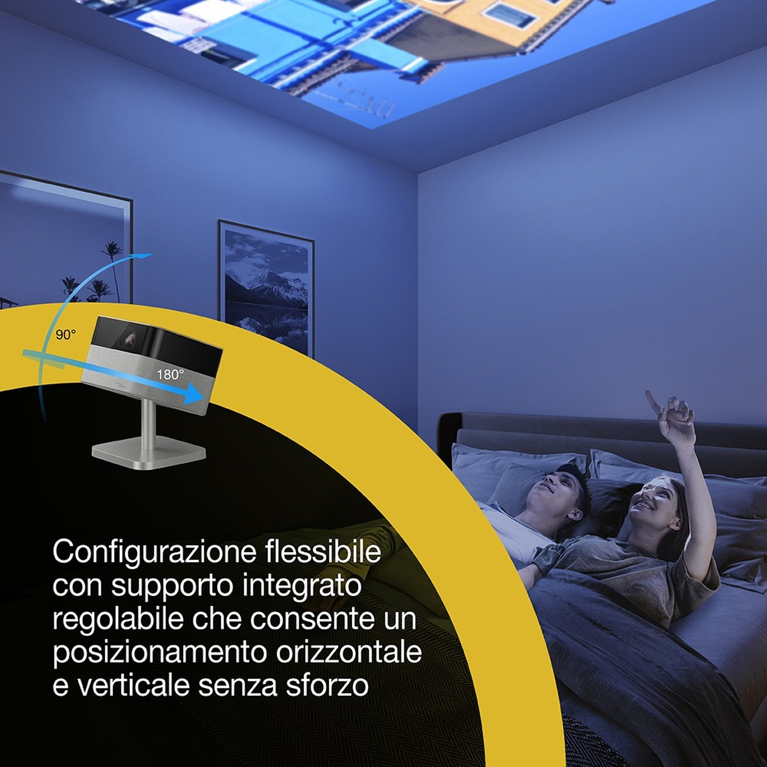 Una coppia a letto guarda un'immagine proiettata sul soffitto. Un dispositivo su un supporto è in primo piano.