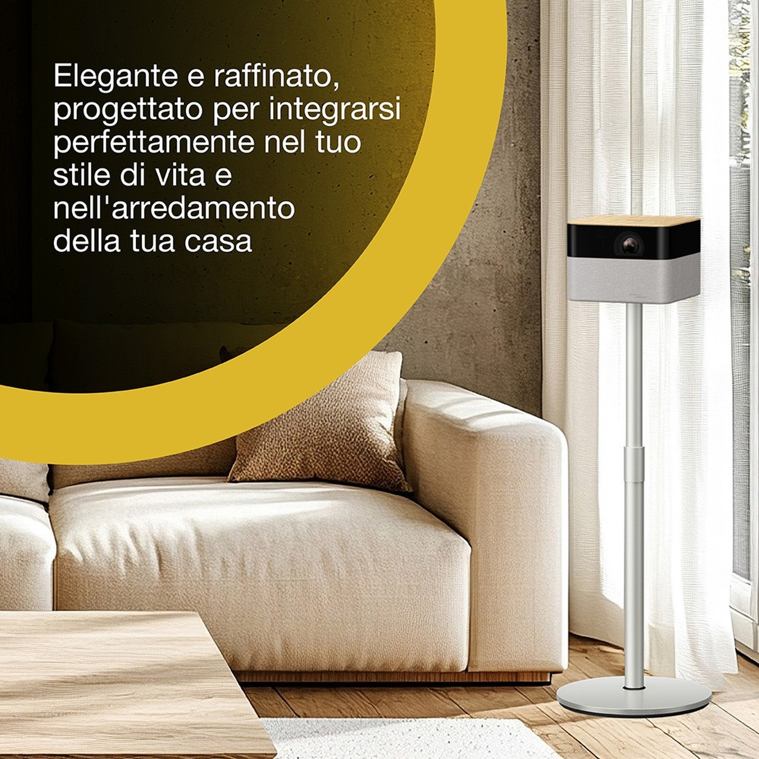 Un proiettore su un supporto accanto a un divano beige e una finestra con tende bianche.
