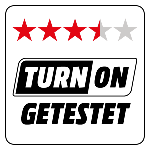 Das Bild zeigt ein weißes Quadrat mit schwarzem Rand. Oben befinden sich vier rote Sterne und ein grauer Stern. Der Text "TURN ON GETESTET" steht in der Mitte.
