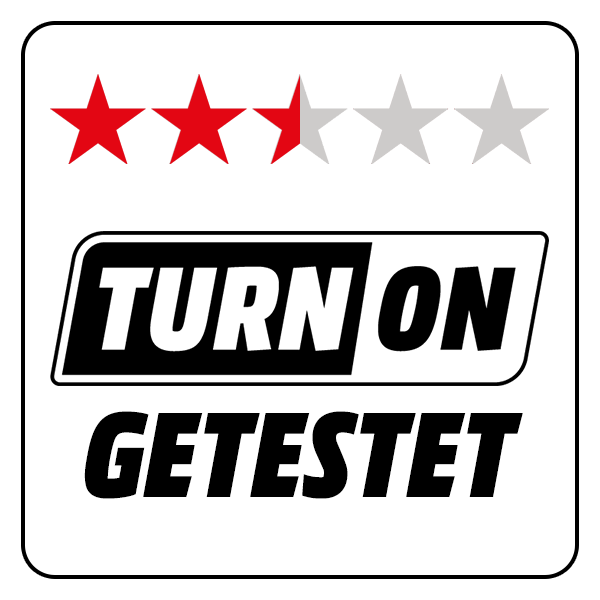 Quadratisches Logo mit drei roten und zwei grauen Sternen oben. Darunter steht "TURN ON" und "GETESTET" in schwarzer Schrift auf weißem Grund.
