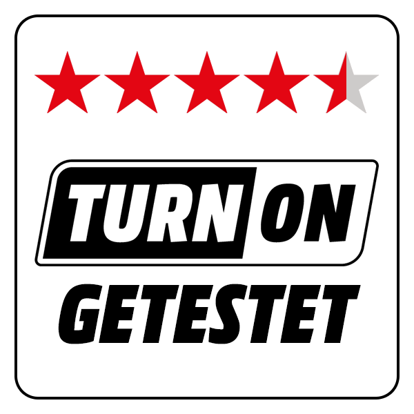 Weißes Quadrat mit roten Sternen. Text: 'TURN ON GETESTET' in schwarzer Box. Ein Stern grau.