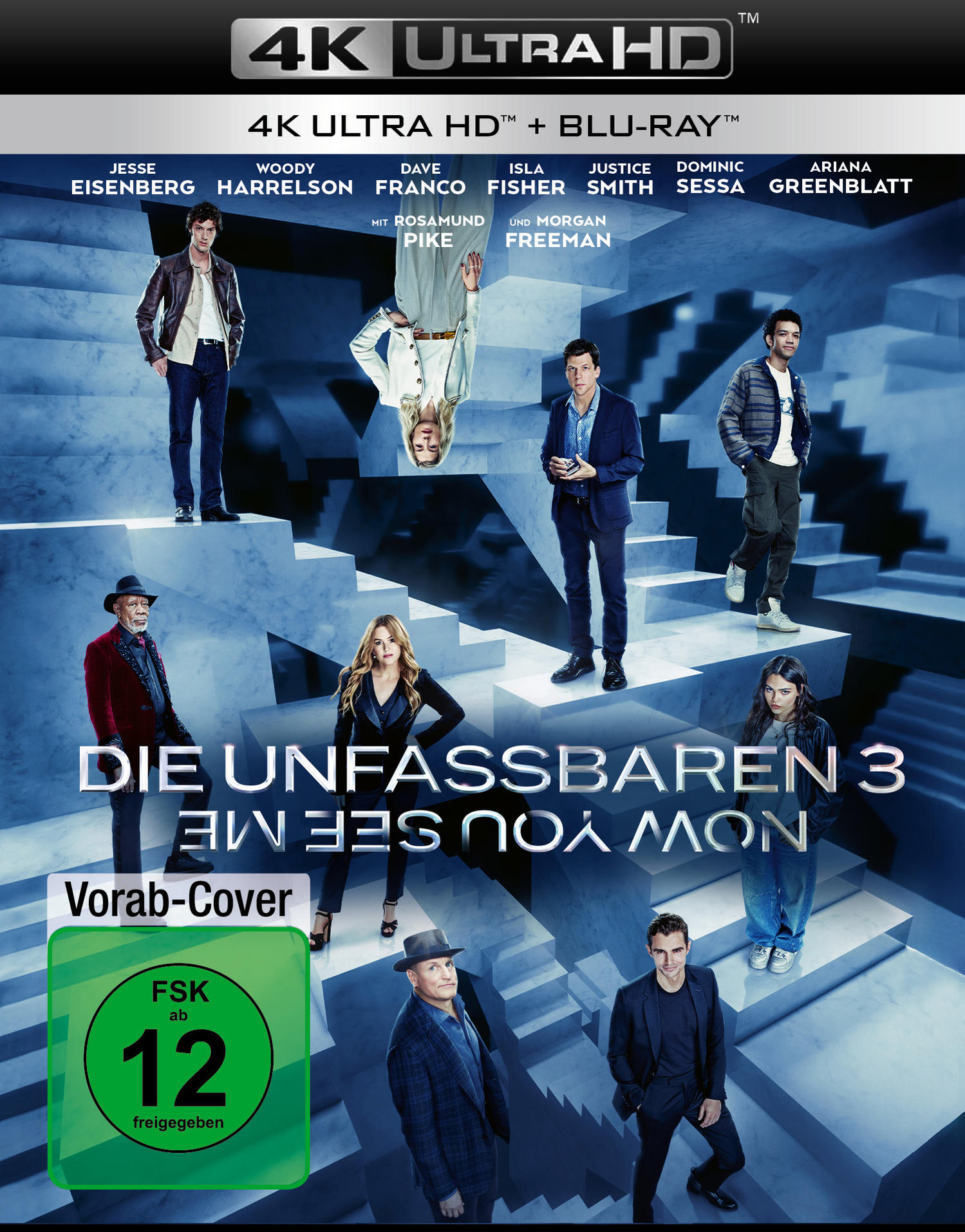 Filmplakat mit Schauspielern, Titel Die Unfassbaren 3 und einem grünen Bewertungsetikett. Der Hintergrund ist eine blaue Treppe.