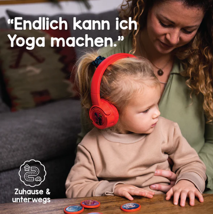 Ein Kind mit roten Kopfhörern schaut weg. Im Hintergrund ist ein Erwachsener. Der Text lautet: "Endlich kann ich Yoga machen."