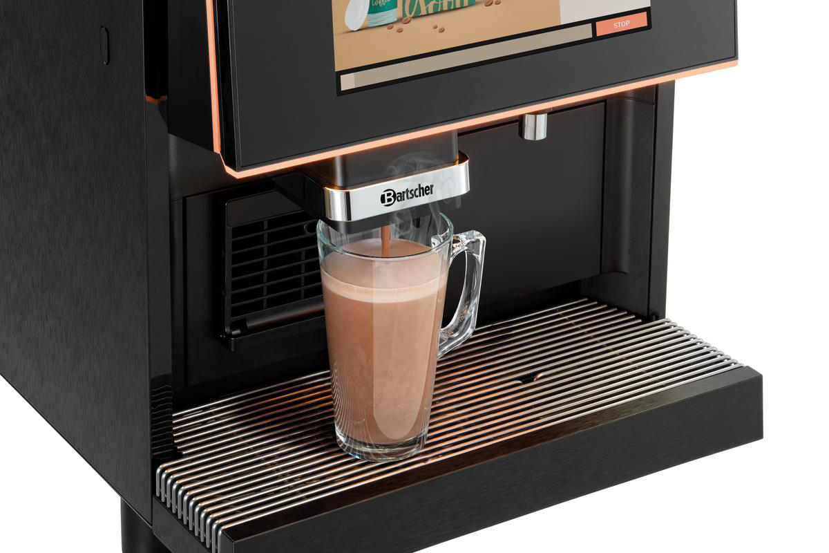 Eine Kaffeemaschine gibt ein braunes Getränk in einen klaren Glasbecher aus. Die Maschine hat ein digitales Display und die Marke 'Bartscher'.