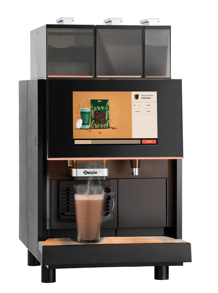 Kaffeemaschine mit einem Glas heißer Schokolade. Der Bildschirm zeigt Zubereitungsoptionen. Oben befinden sich Kaffeebohnenbehälter.
