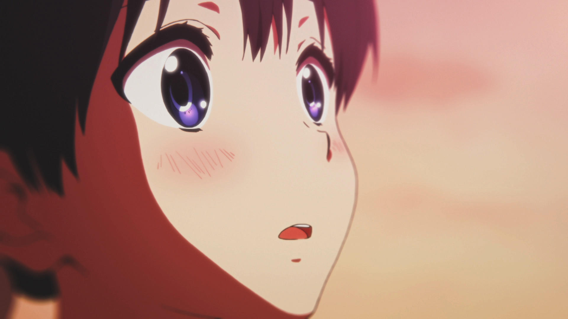 Anime-Mädchen mit großen Augen und überraschtem Gesichtsausdruck, errötend. Rosa Himmel im Hintergrund. Kurze schwarze Haare.