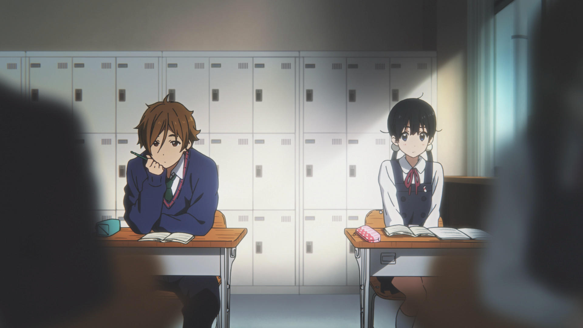 Anime-Klassenzimmer: zwei Schüler an Schreibtischen, Schließfächer im Hintergrund. Junge mit braunen Haaren, Mädchen mit schwarzen Haaren.