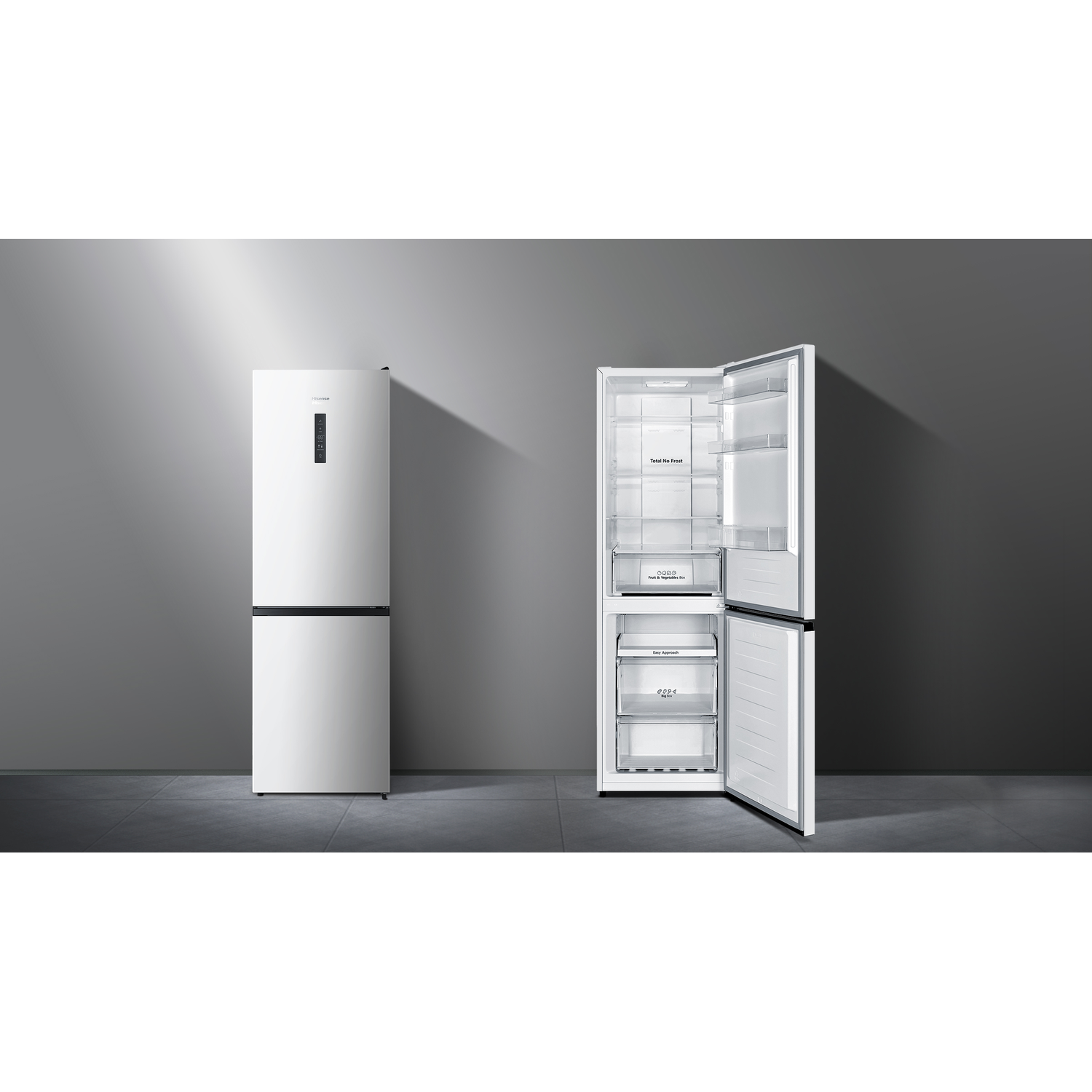 Een witte Hisense koelkast, één deur open, met planken en lades. Het staat tegen een grijze muur en vloer.