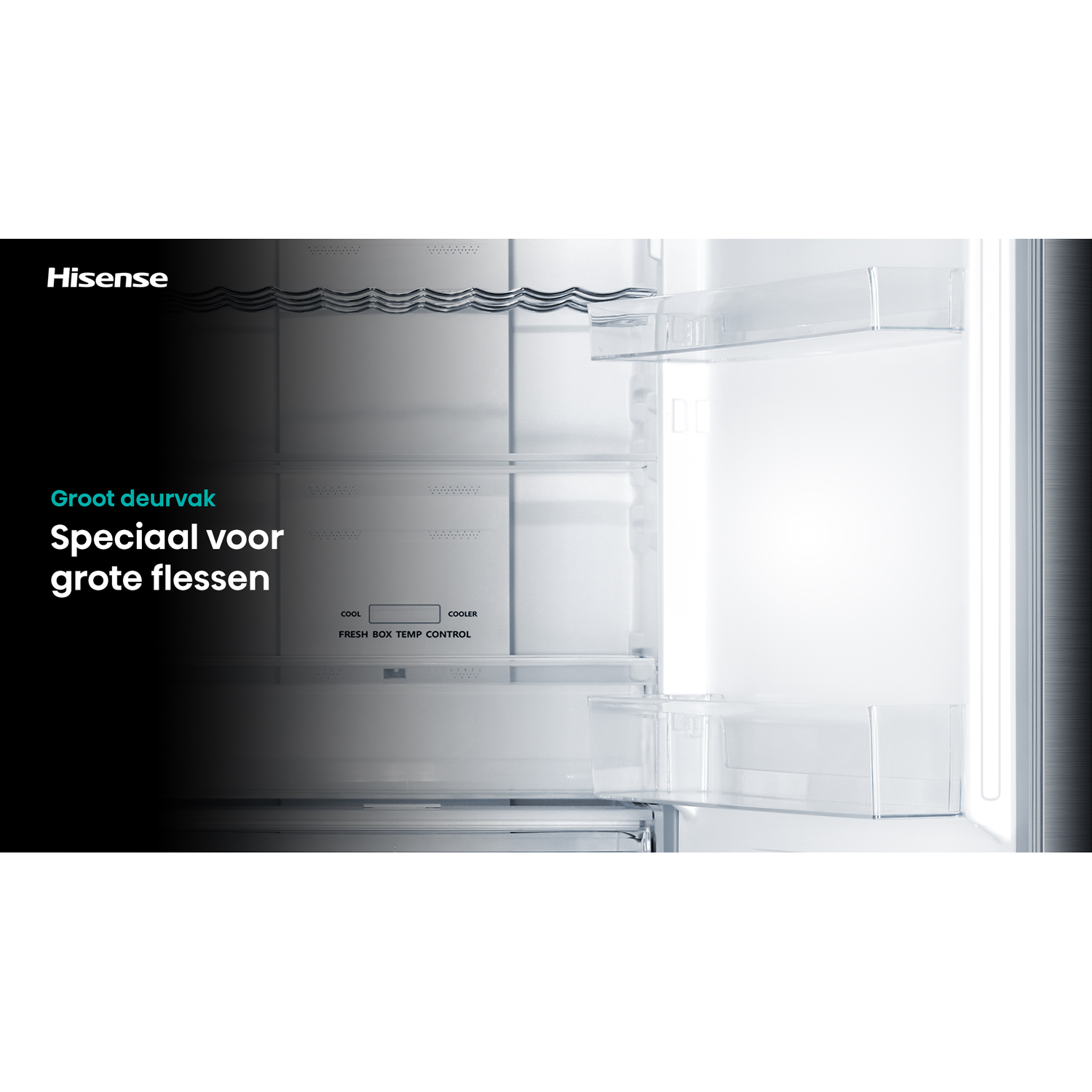 Open koelkastinterieur. Duidelijke planken en laden zijn zichtbaar. Het Hisense-logo staat linksboven.