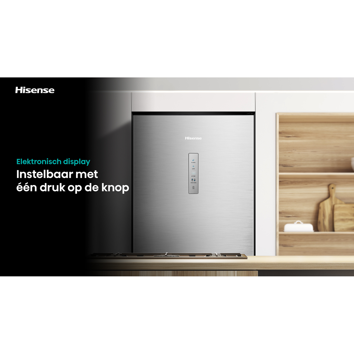 Een Hisense koelkast met een elektronisch display. Het staat in een keuken. De koelkast is zilver, met houten kasten rechts.