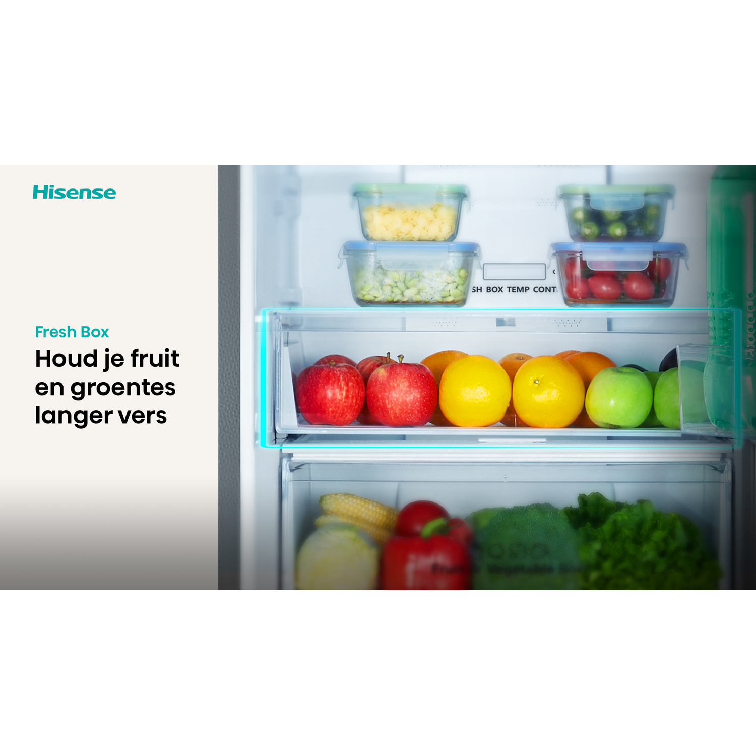 In een koelkast vol fruit en groenten, waaronder appels, sinaasappels en tomaten, in bakjes. De koelkast is een Hisense-product.