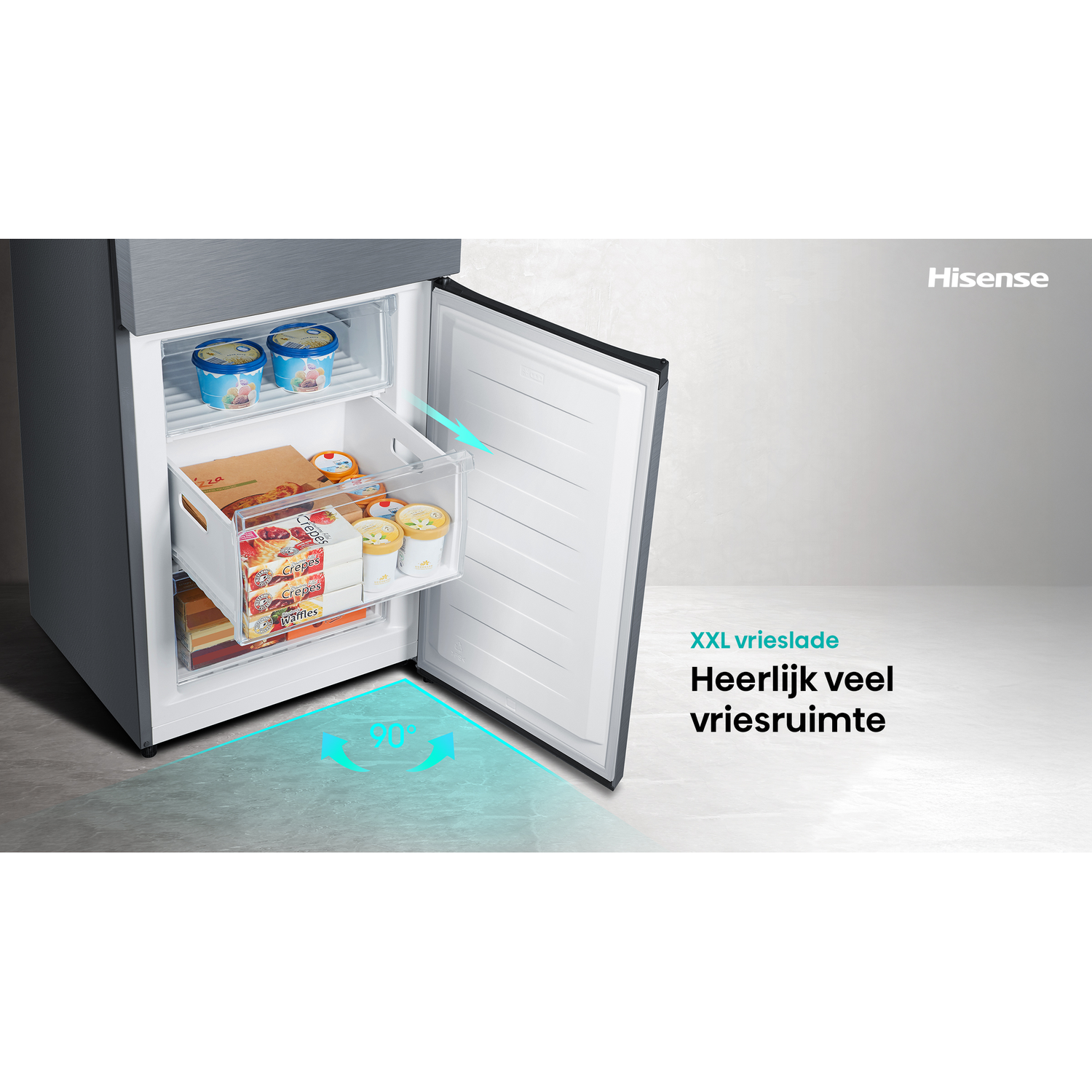 Open vriezer met eten erin, ijs en wafels. De vriezer is wit en zwart, op een lichtgrijze achtergrond.