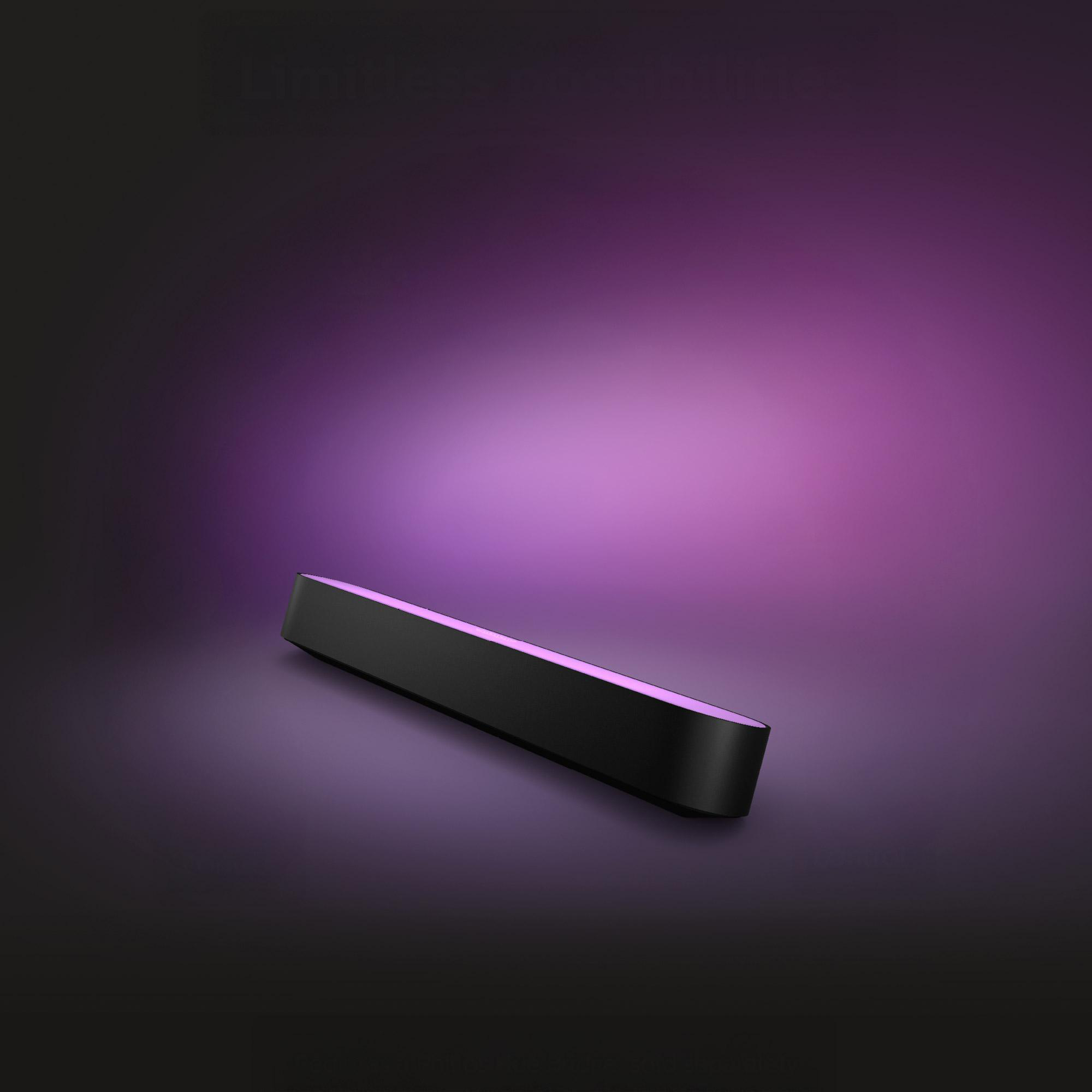 Ein schwarzer, rechteckiger Lichtbalken auf einem violetten Farbverlauf. Der Balken hat ein pinkes Licht.