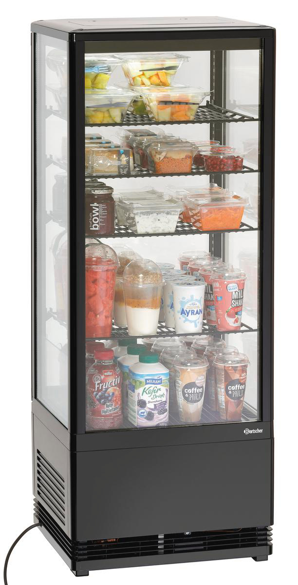 Ein schwarzer Kühlschrank mit Getränken und Lebensmitteln. Enthält Joghurt, Obstbecher und Flaschengetränke.