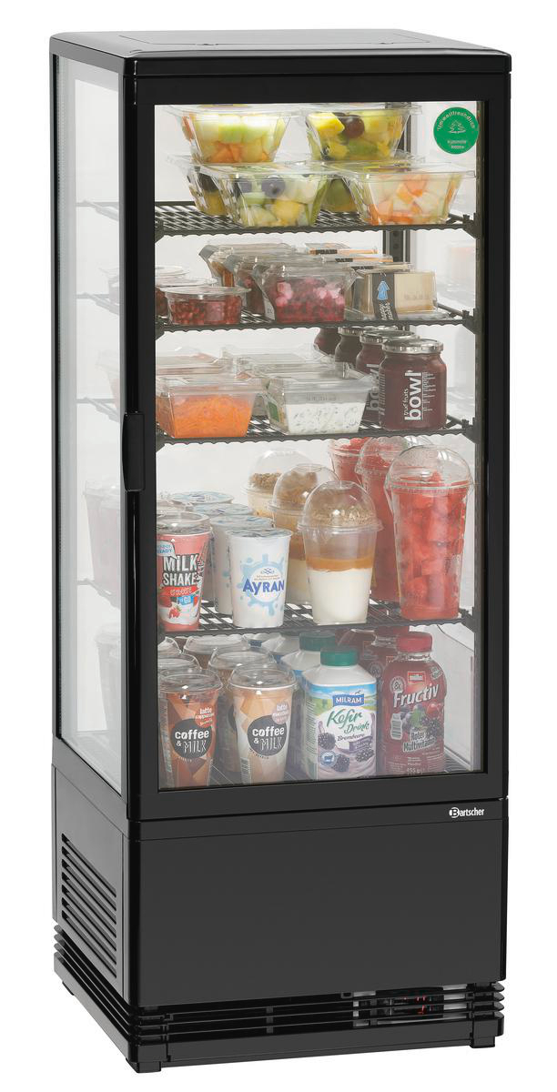Ein schwarzer Kühlschrank mit Getränken, Obstbechern und Joghurt. Die Artikel sind durch die Glastür sichtbar.