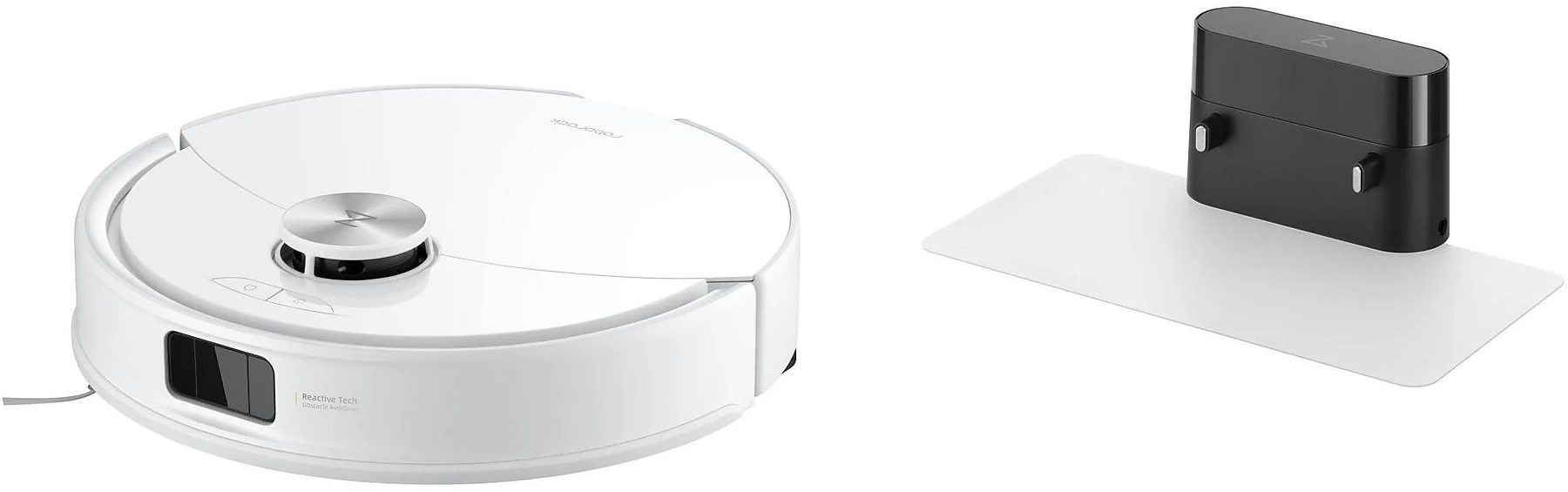 Un aspirapolvere robot bianco e un dispositivo nero su un tappetino bianco su sfondo bianco.