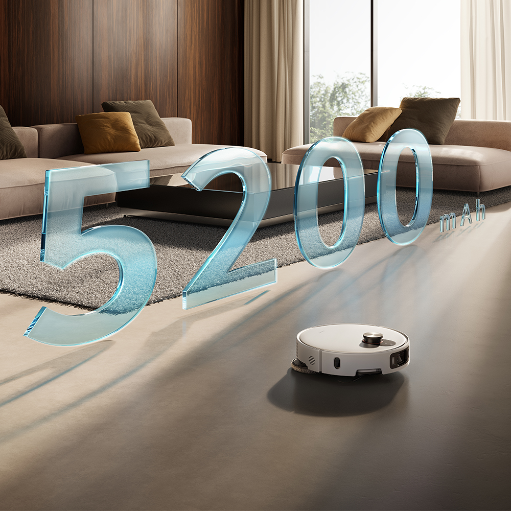 Un aspirateur robot sur un sol poli. De grands chiffres en verre '5200' et 'mAh' flottent au-dessus. Canapés et une fenêtre en arrière-plan.